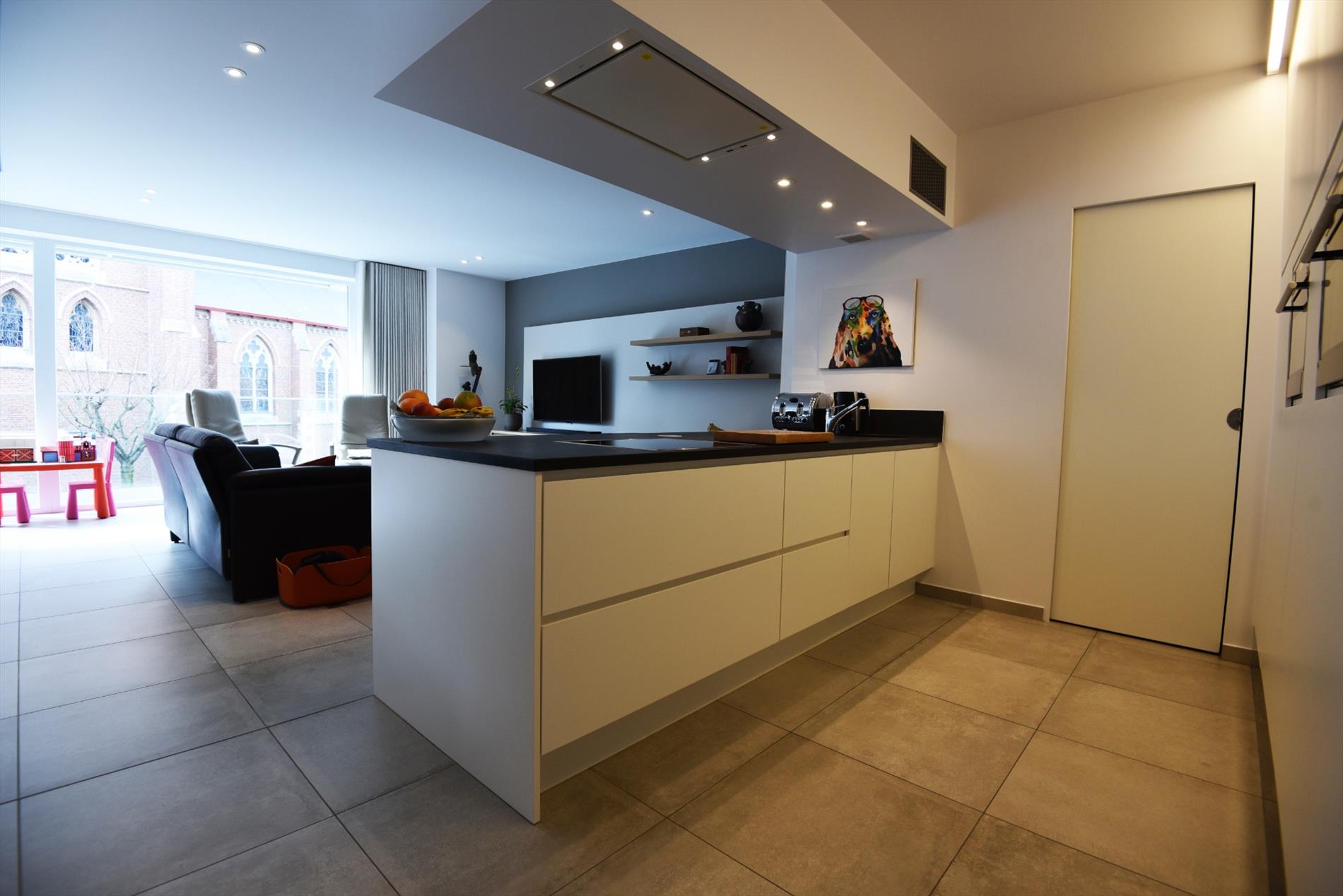 Recent en stijlvol app. met 2 slpks, kelders &amp; terras te Heist 