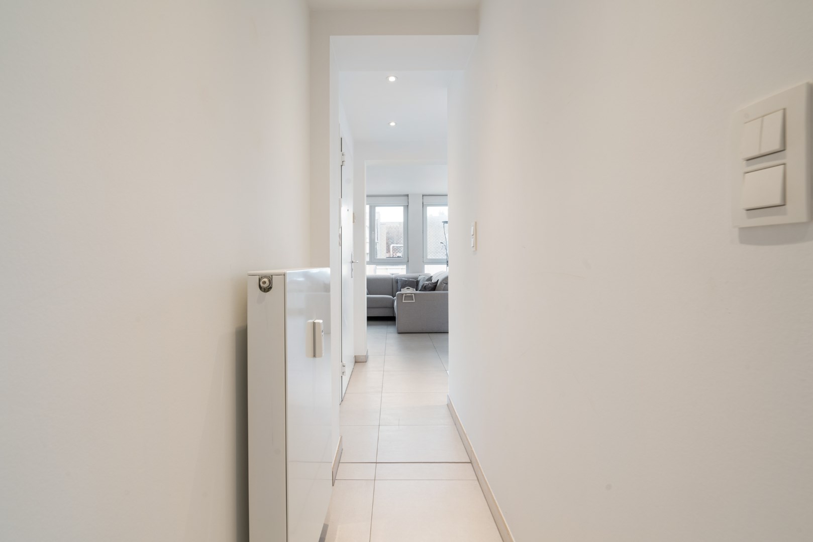 PRACHTIG GERENOVEERD 2-SLAAPKAMER APPARTEMENT OP TOPLIGGING 