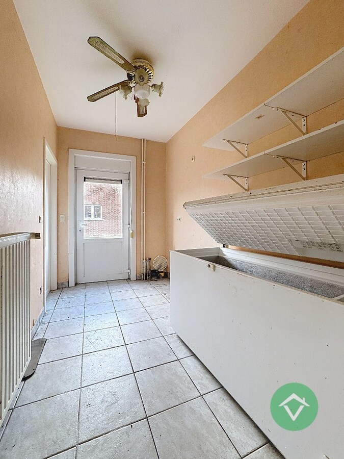 Alleenstaande woning met naastliggend stuk bouwgrond en weide te Eernegem 