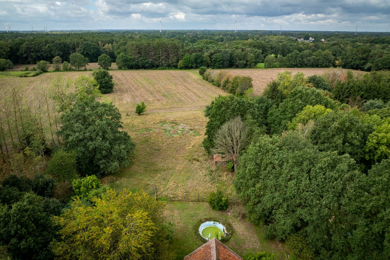 Authentic farm with meadow on approximately 1ha in Ham 