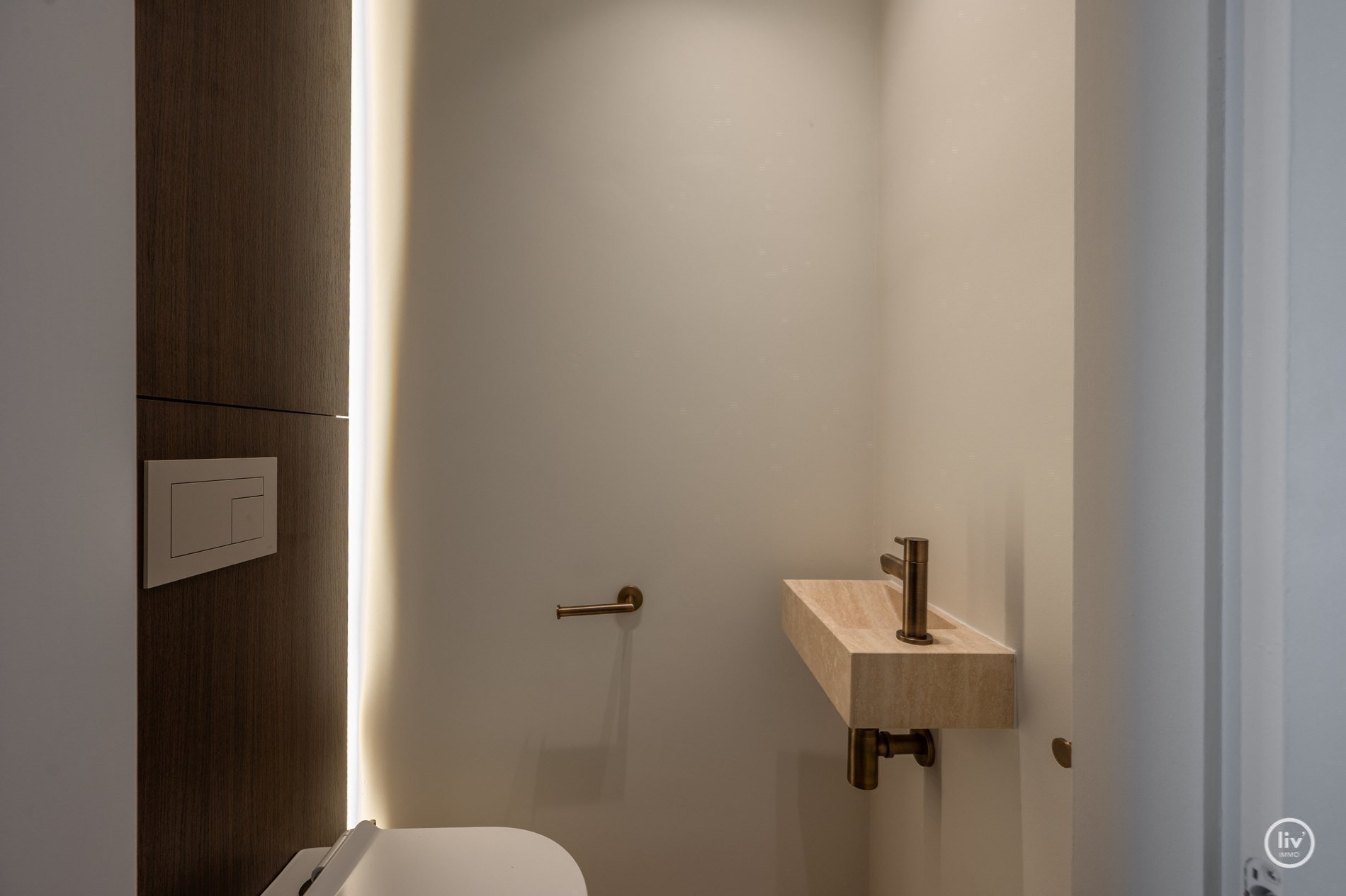 Volledig gerenoveerd appartement met terras gelegen Lippenslaan nabij het Van bunnenplein. 