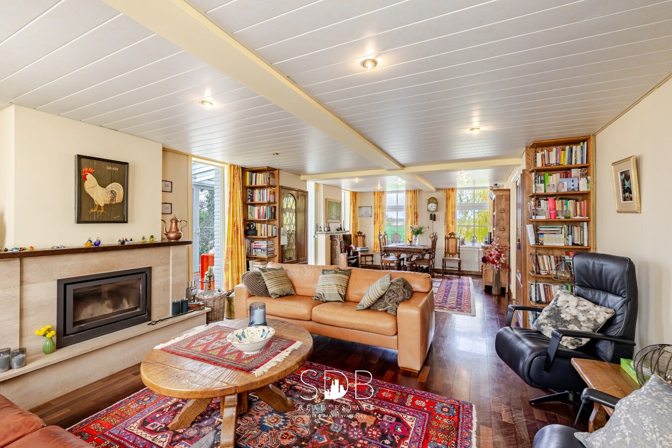 Landelijke woning met authentiek gastenhuis, stalgebouw, graslanden en buitenpiste op 20.285m² 