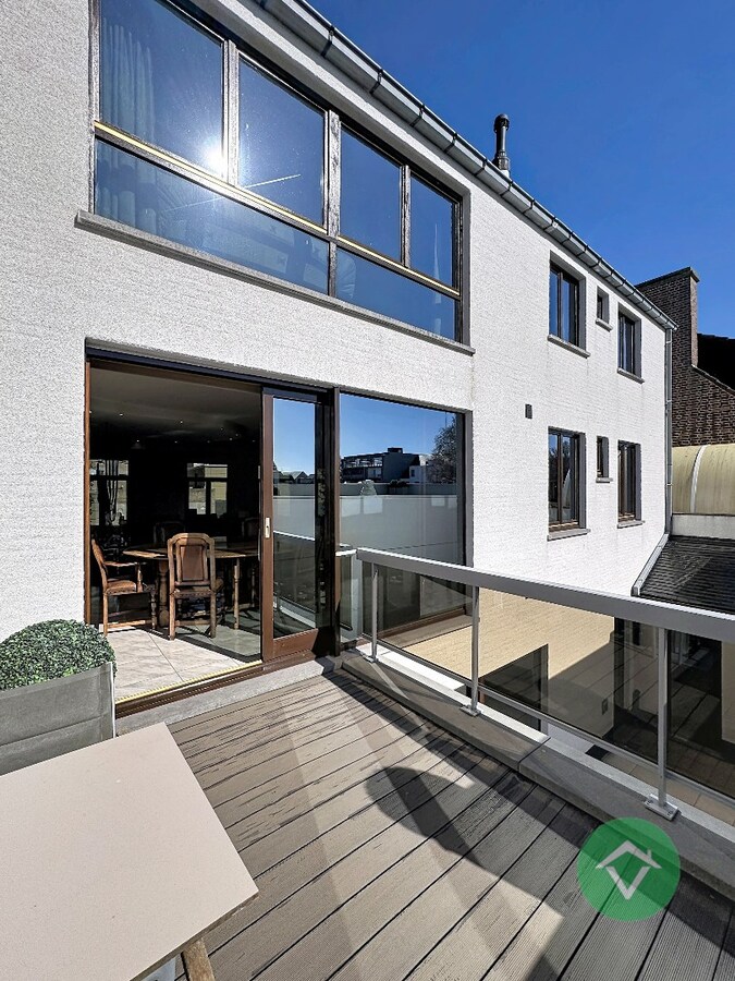 Deze instapklare handelswoning is gelegen in het centrum op een commerciële topligging op de markt van Koekelare 