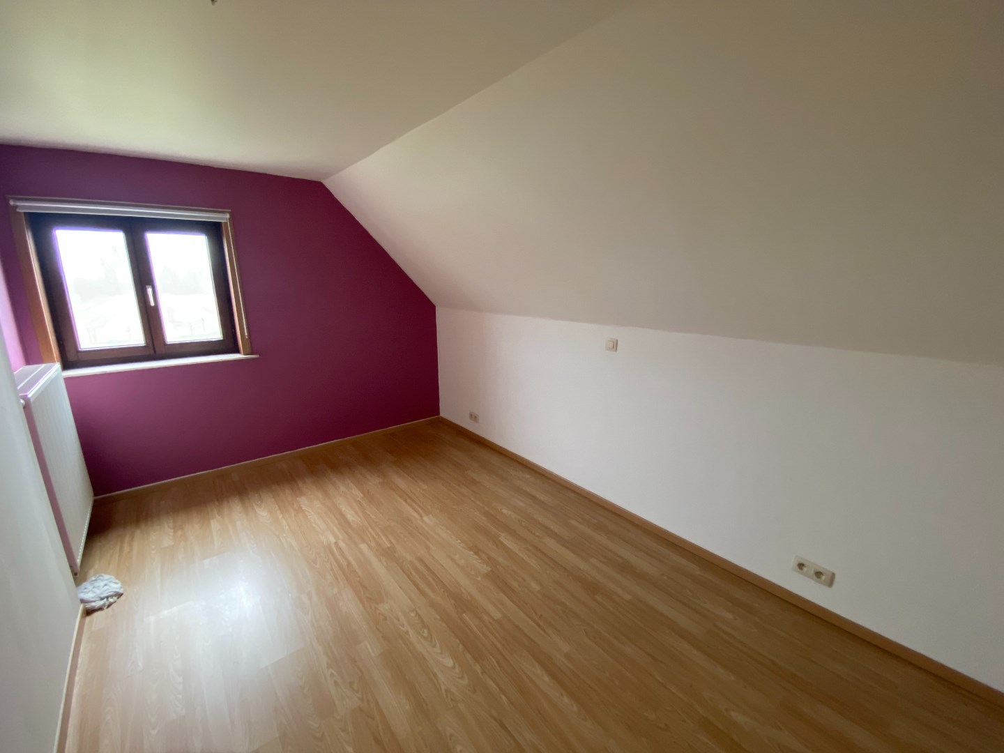 Ruime woning met drie slaapkamers en tuin. 