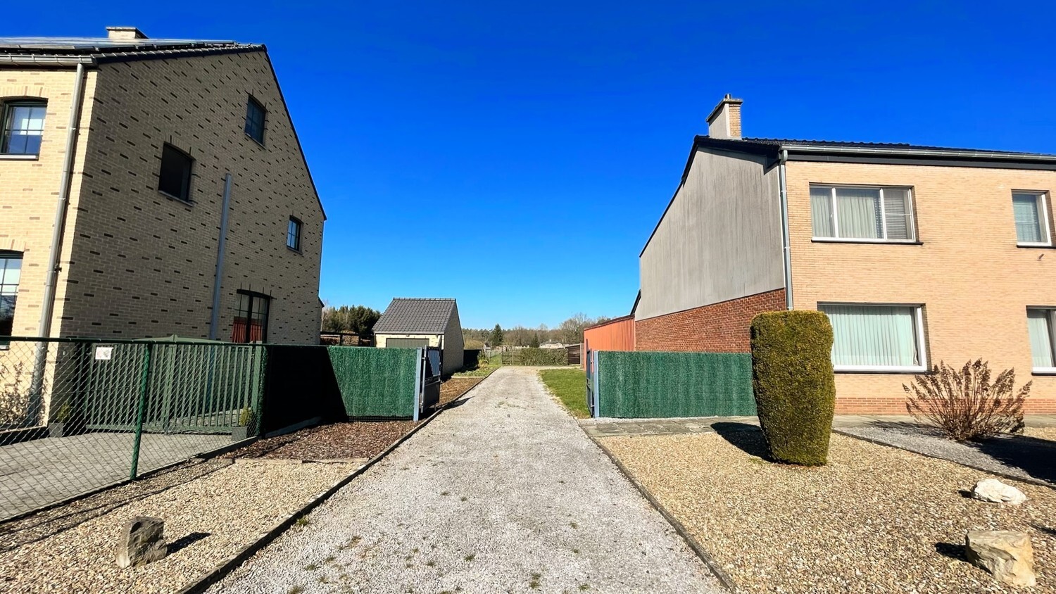 Rustig gelegen bouwgrond met toegang via achterzijde van 1310 m² 