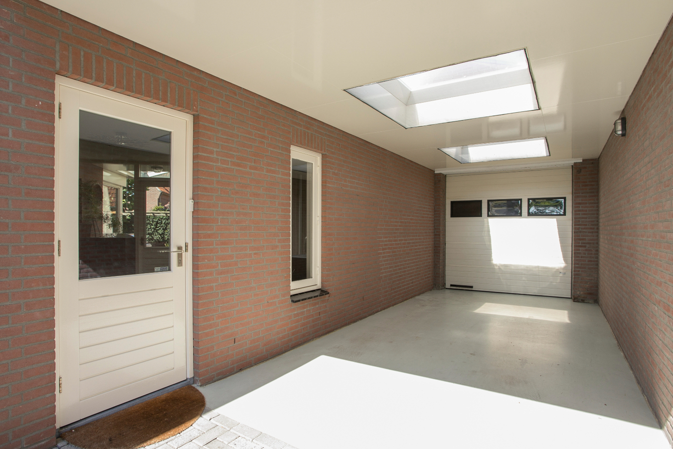 Deze moderne en royale vrijstaande woning staat op een rustige woonlocatie op een mooi hoekperceel. 