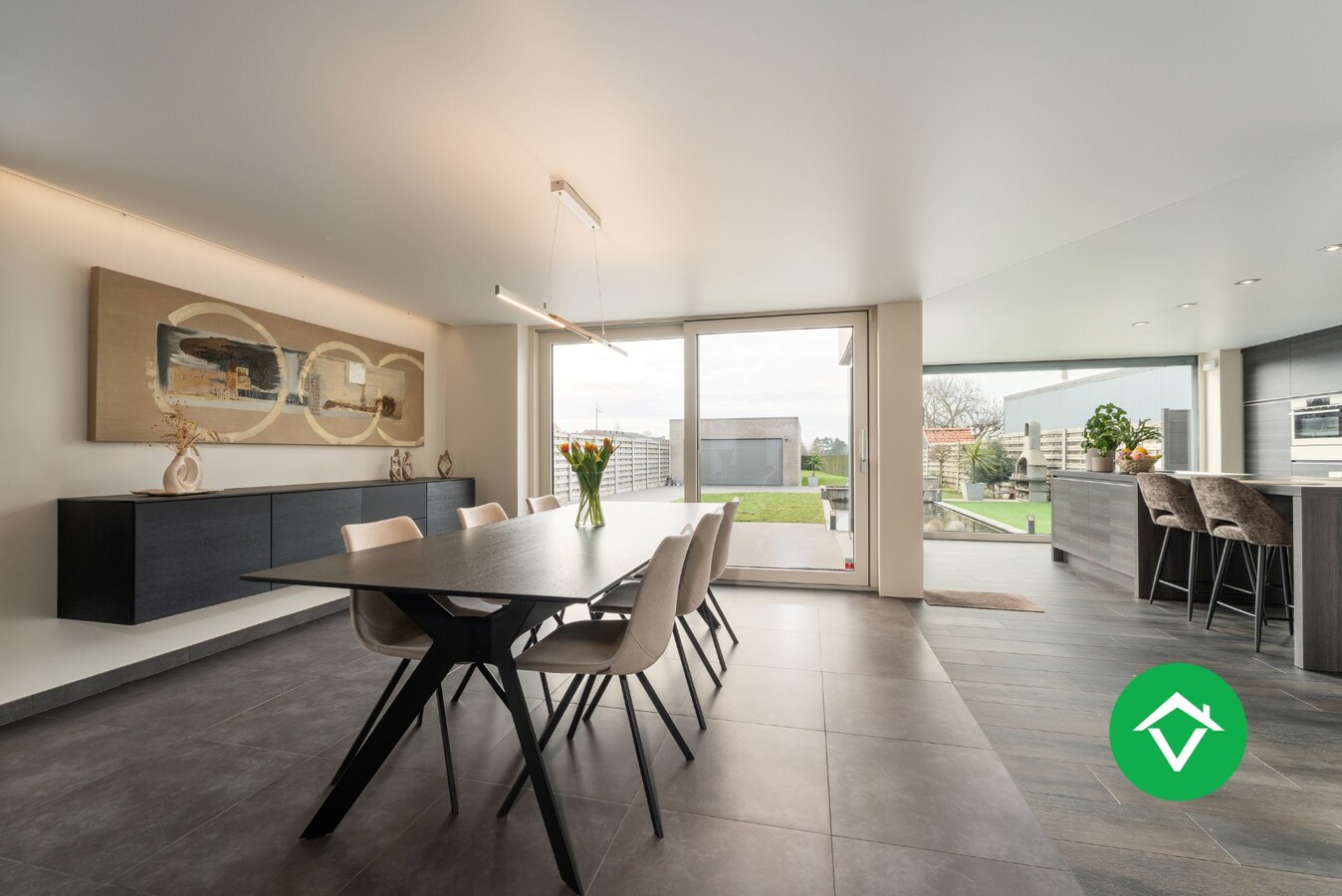 Alleenstaande woning met 4 slaapkamers en garage te Aartrijke 