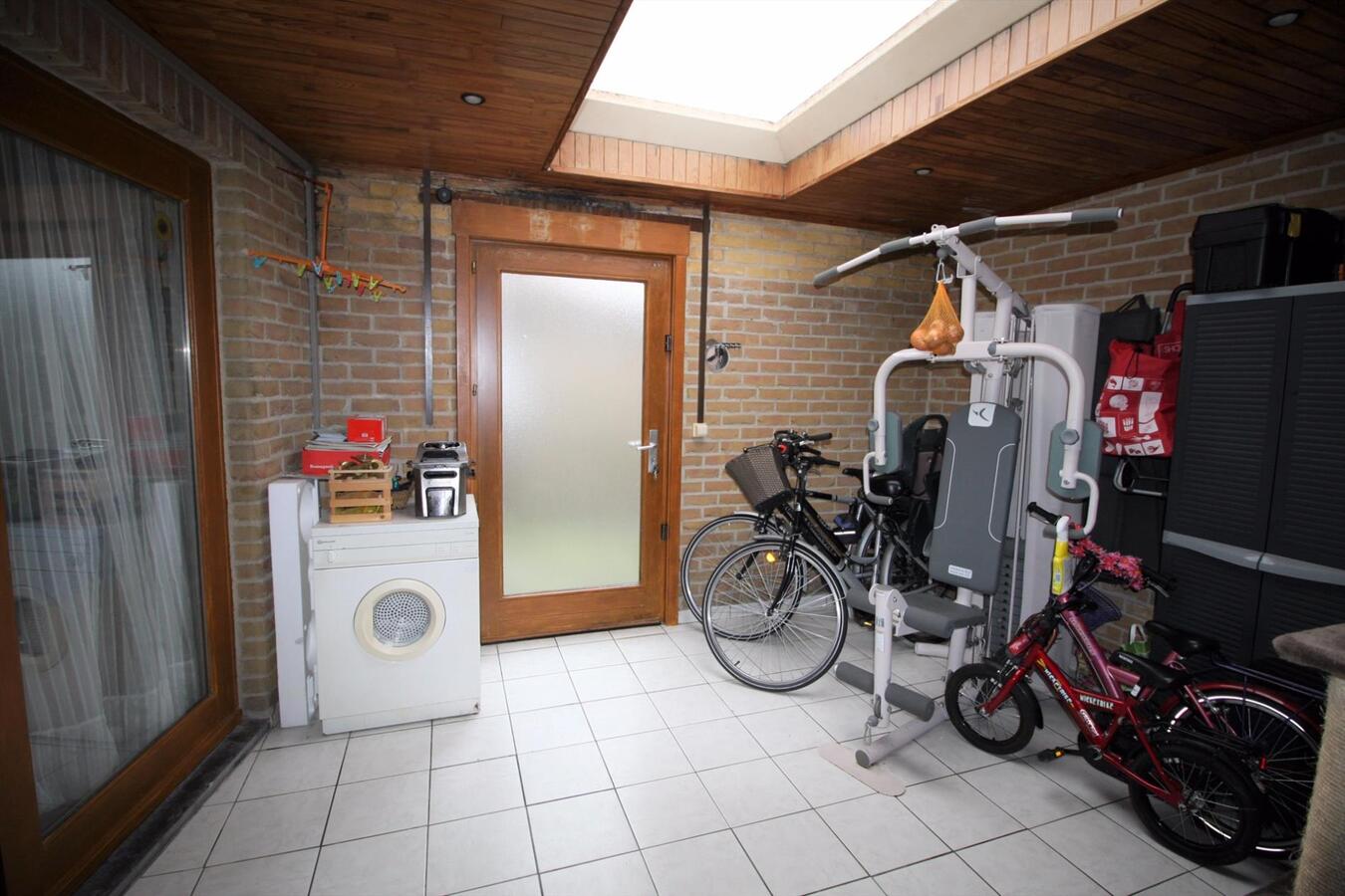 Appartement gelijkvloers met handelspand in Zedelgem 