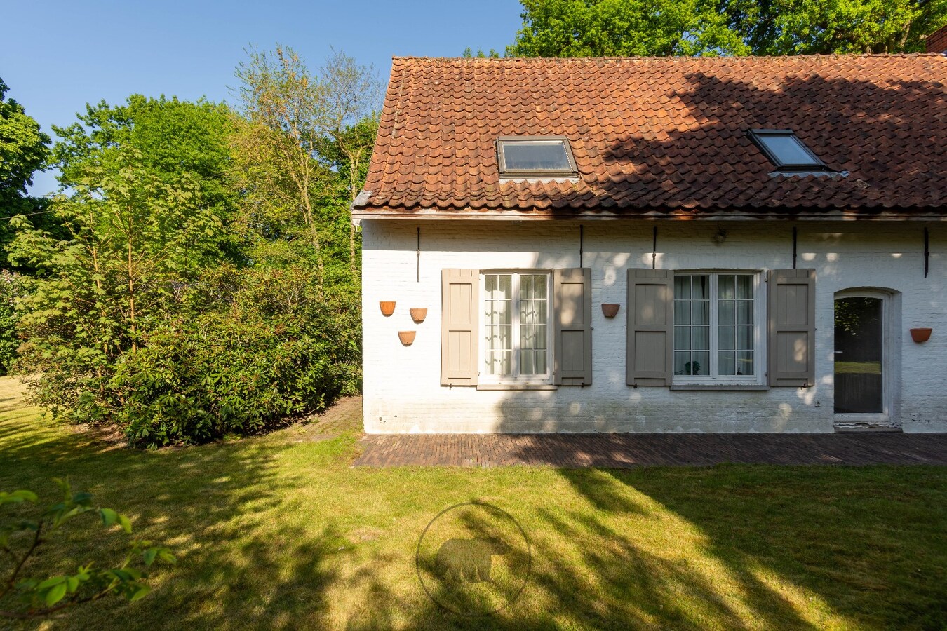 Hoeve-villa met bijbouw op residentiële droomlocatie 