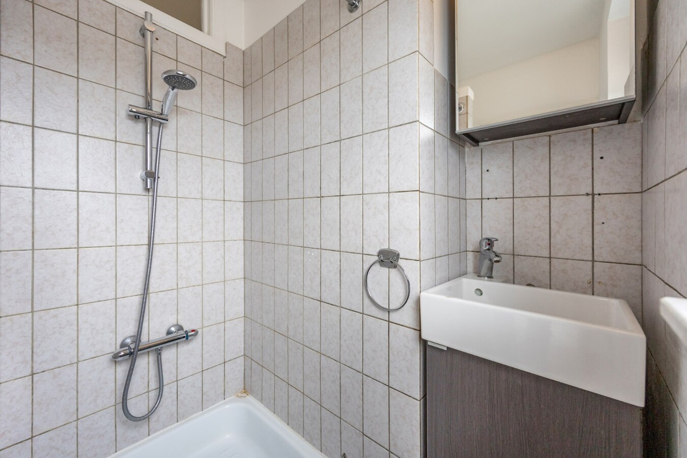 Unieke penthouse studio mét slaaphoek en topterras in het centrum van Genk! 