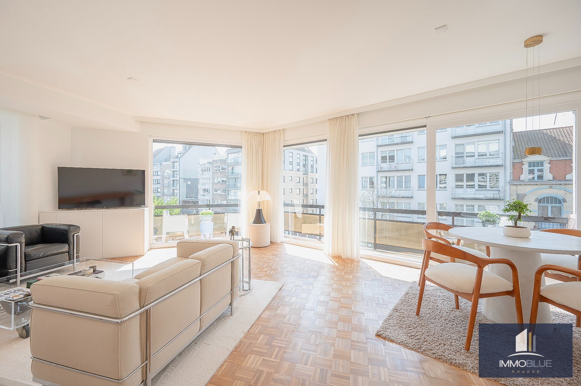 Appartement d’angle lumineux avec vue dégagée. 