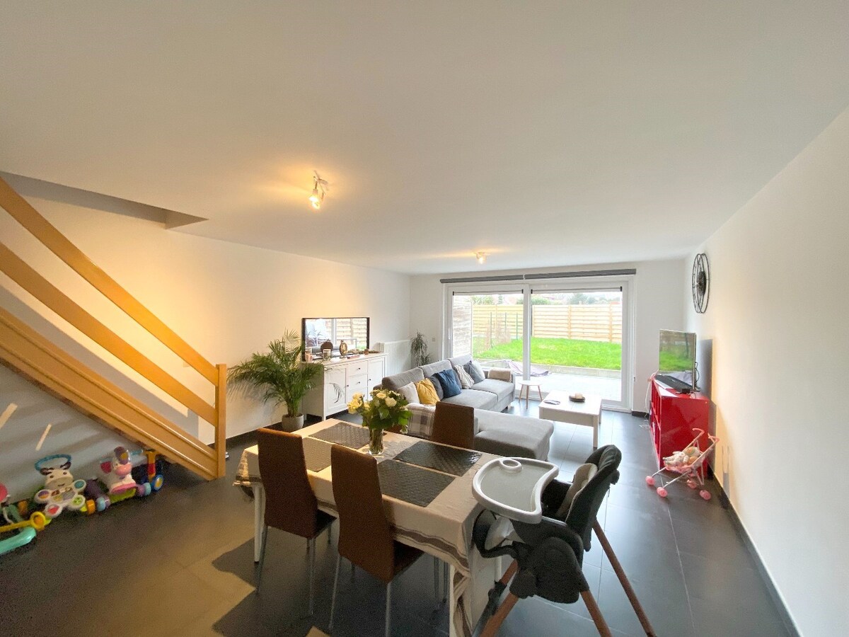 Maison 3 façades avec 3 chambres, jardin et garage à vendre. 