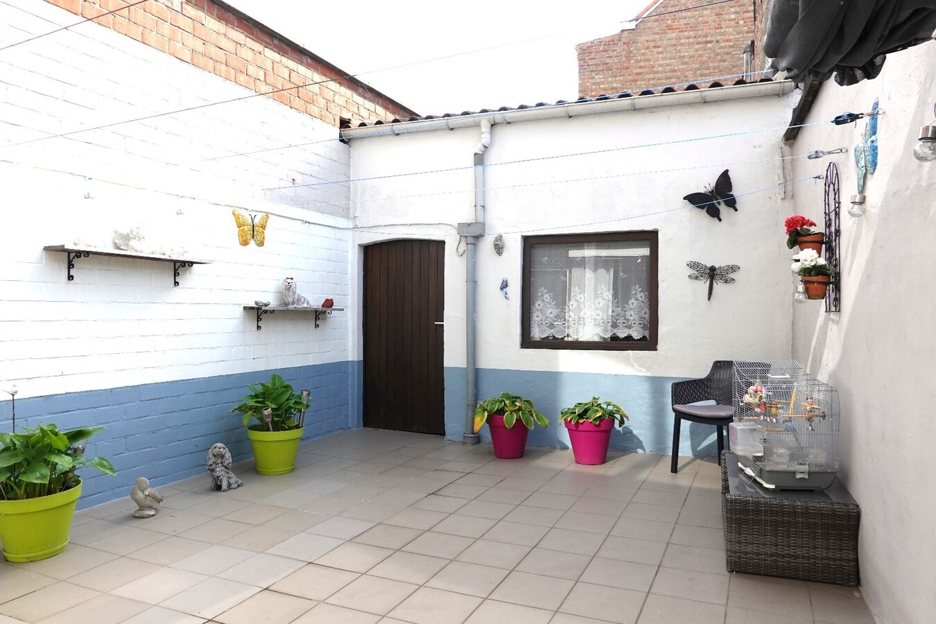 Op te frissen rijwoning in hartje Gistel 