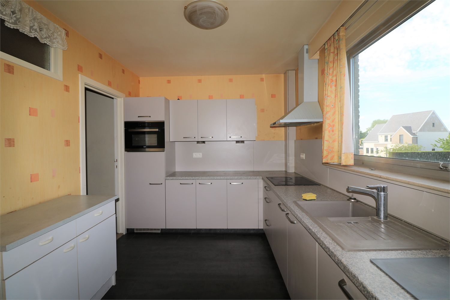 Licht en goed gelegen appartement te Sint-Niklaas incl. Garage 