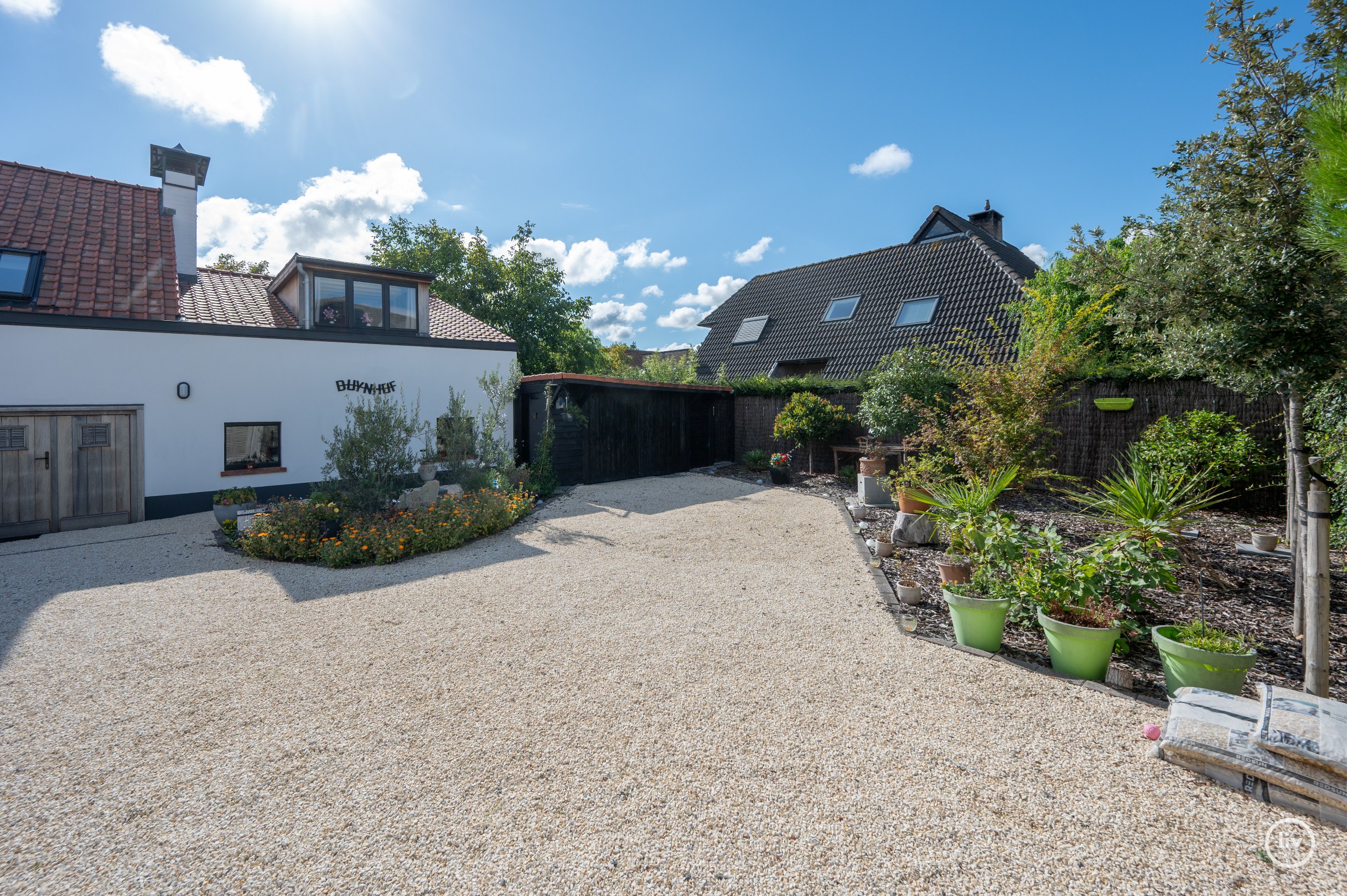La villa récente de 2023 est située sur un terrain de 900 m², dans un havre de paix et de tranquillité. 