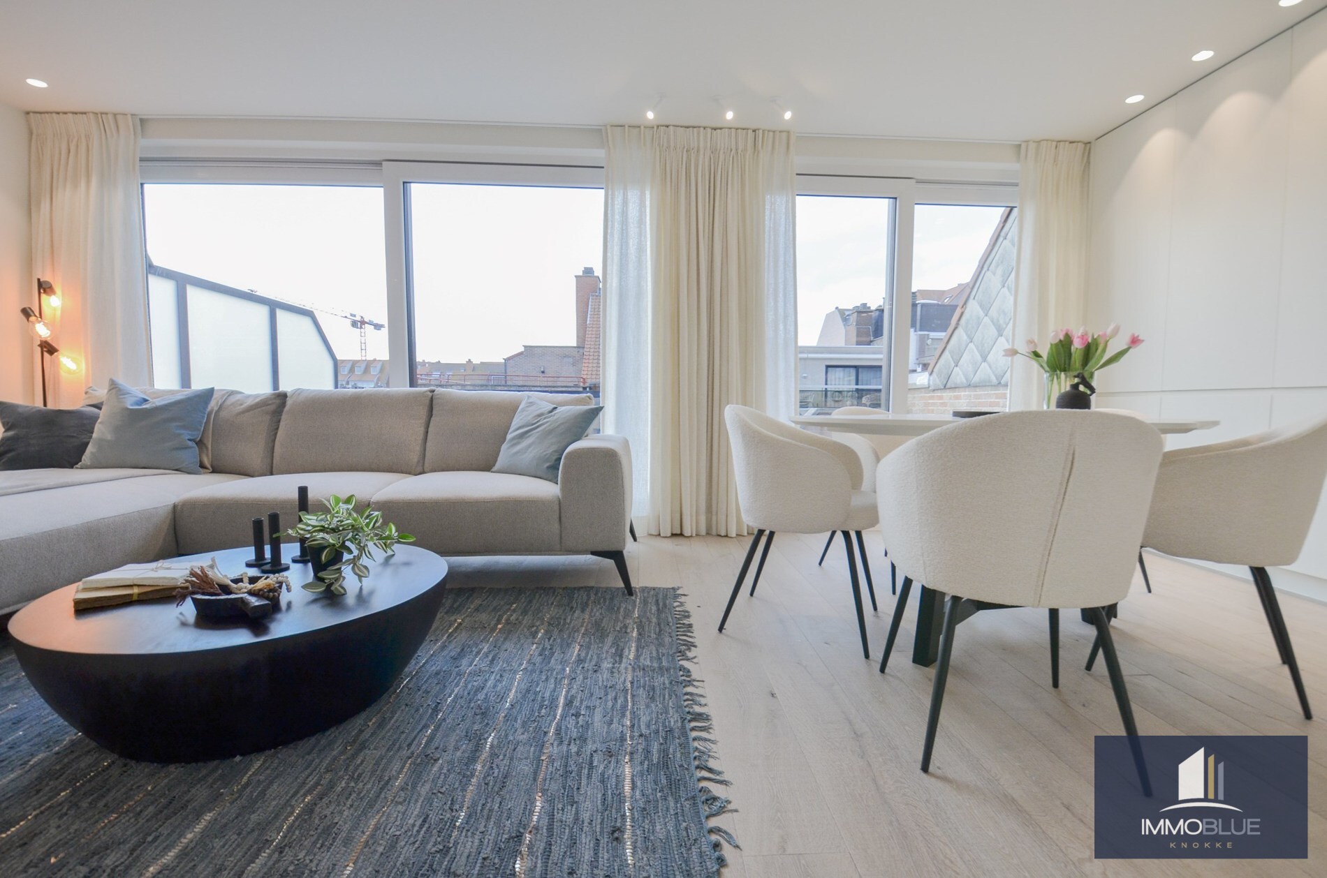 Penthouse entièrement rénové avec deux terrasses spacieuses (+/- 50 m²) situé à deux pas de la mer. 