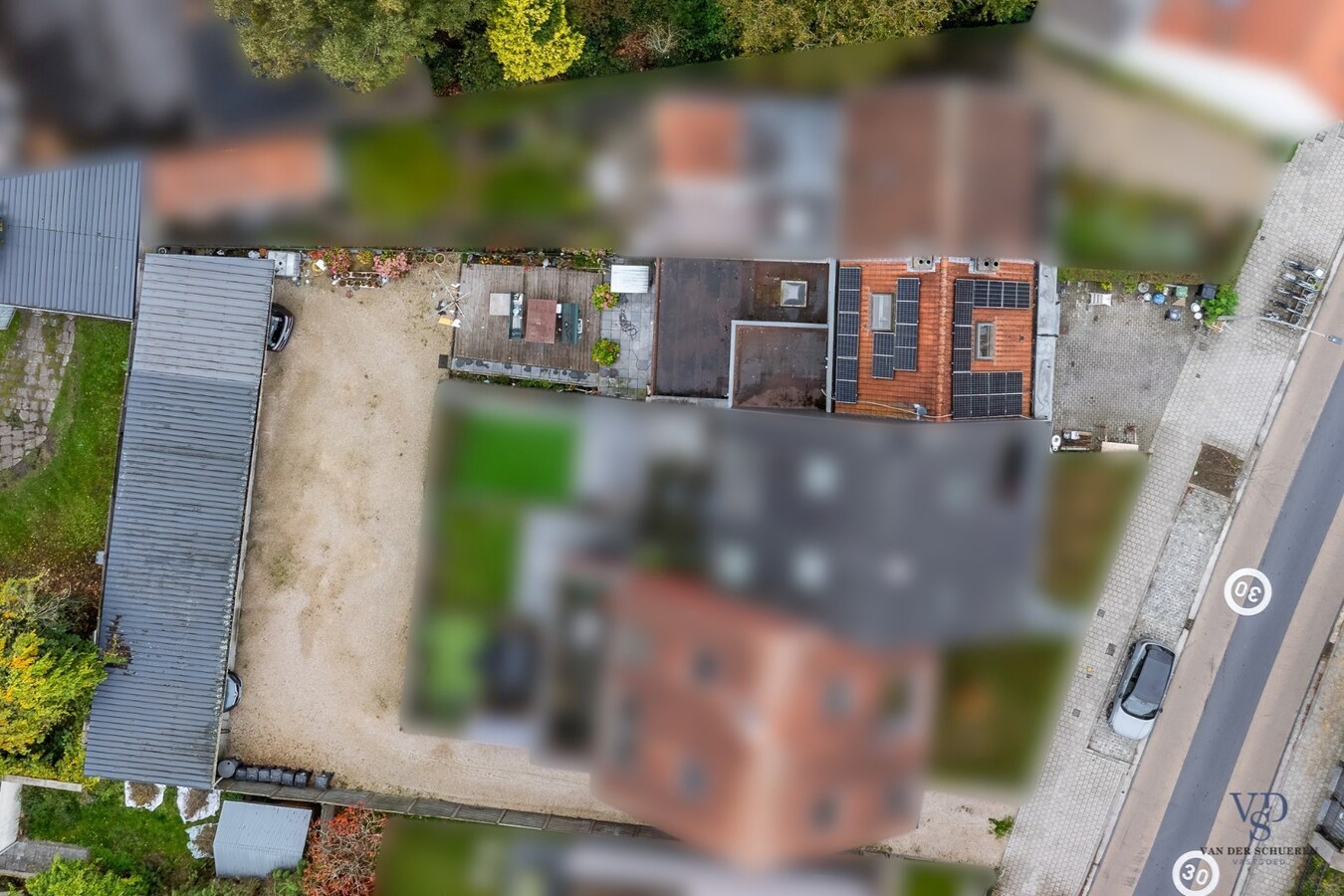 Woning met tuin én 2 staanplaatsen én car-port. 