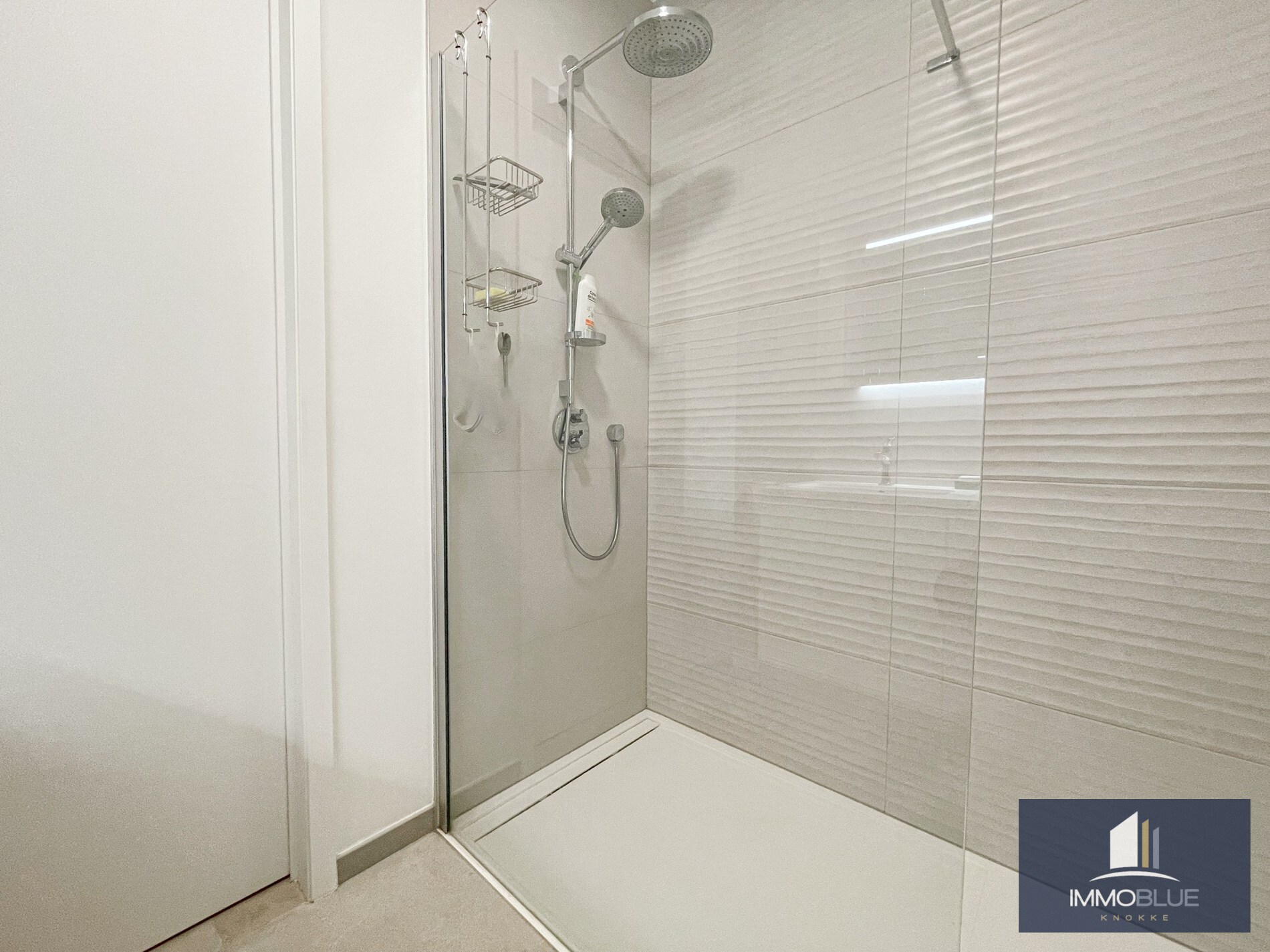 Subliem smaakvol ingericht hoek appartement gelegen in een recente residentie nabij de Dumortierlaan. 