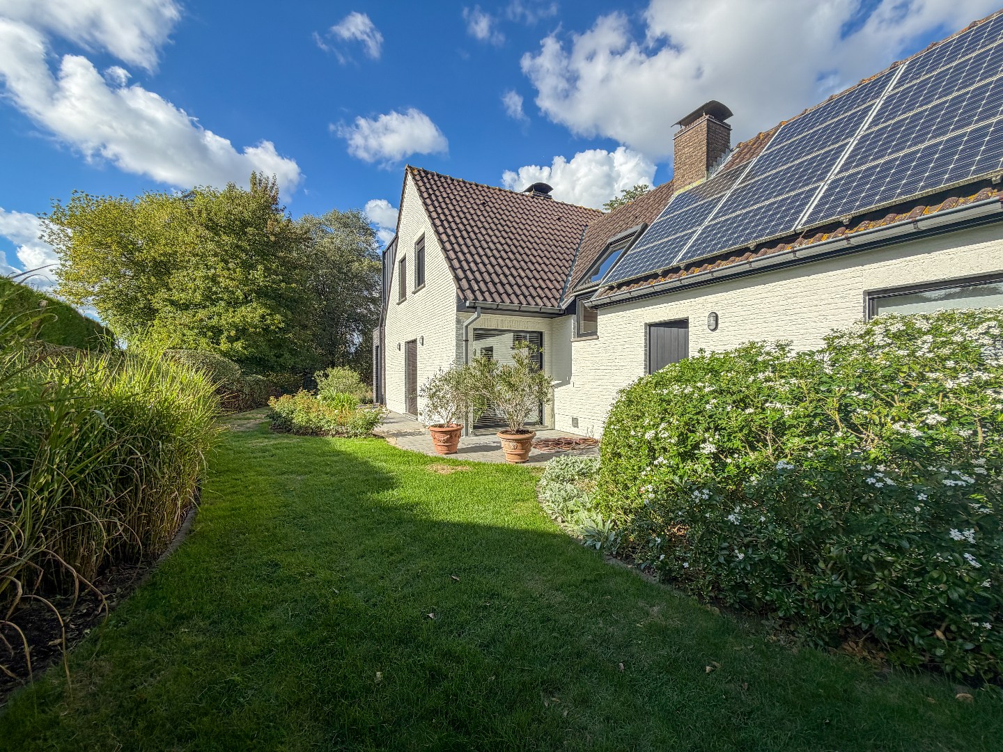 Ruime villa met prachtige tuin en hoogwaardige afwerking, perceel van 1891 m², rustig gelegen te Torhout 