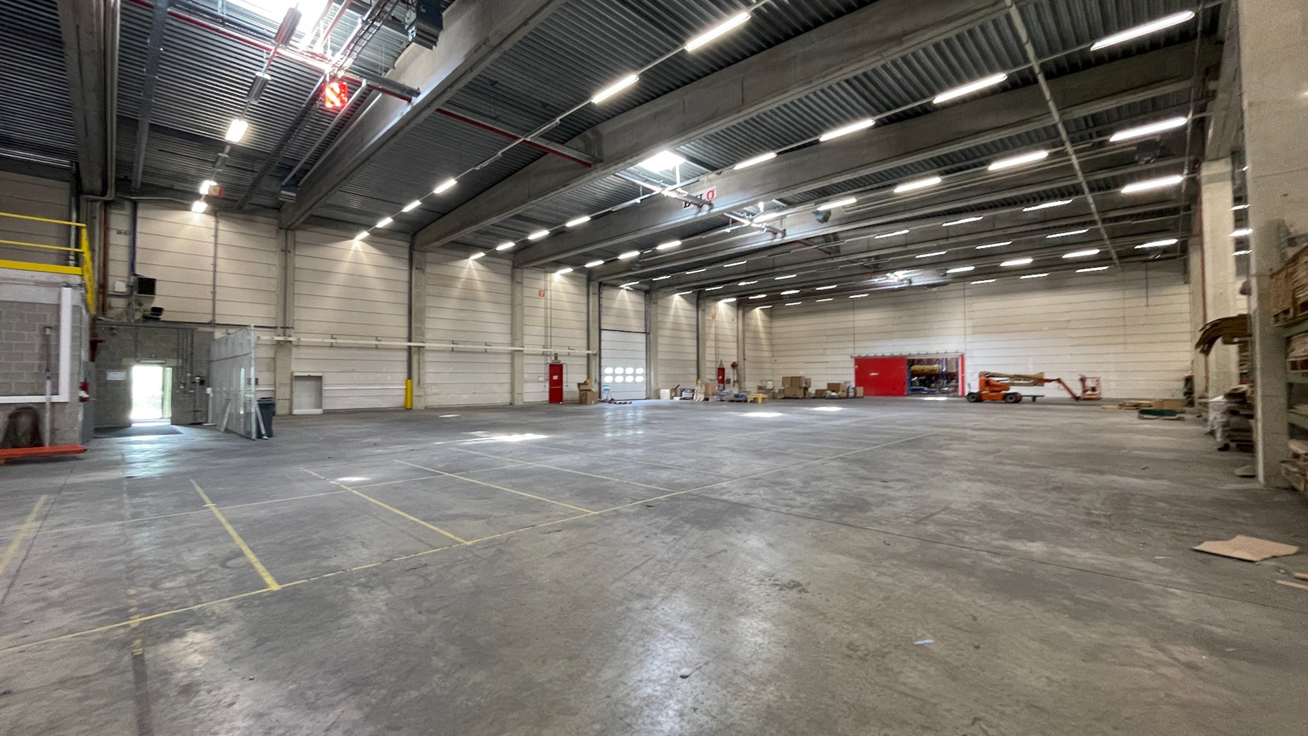 Loods met kantoor te huur nabij E19 in Mechelen
