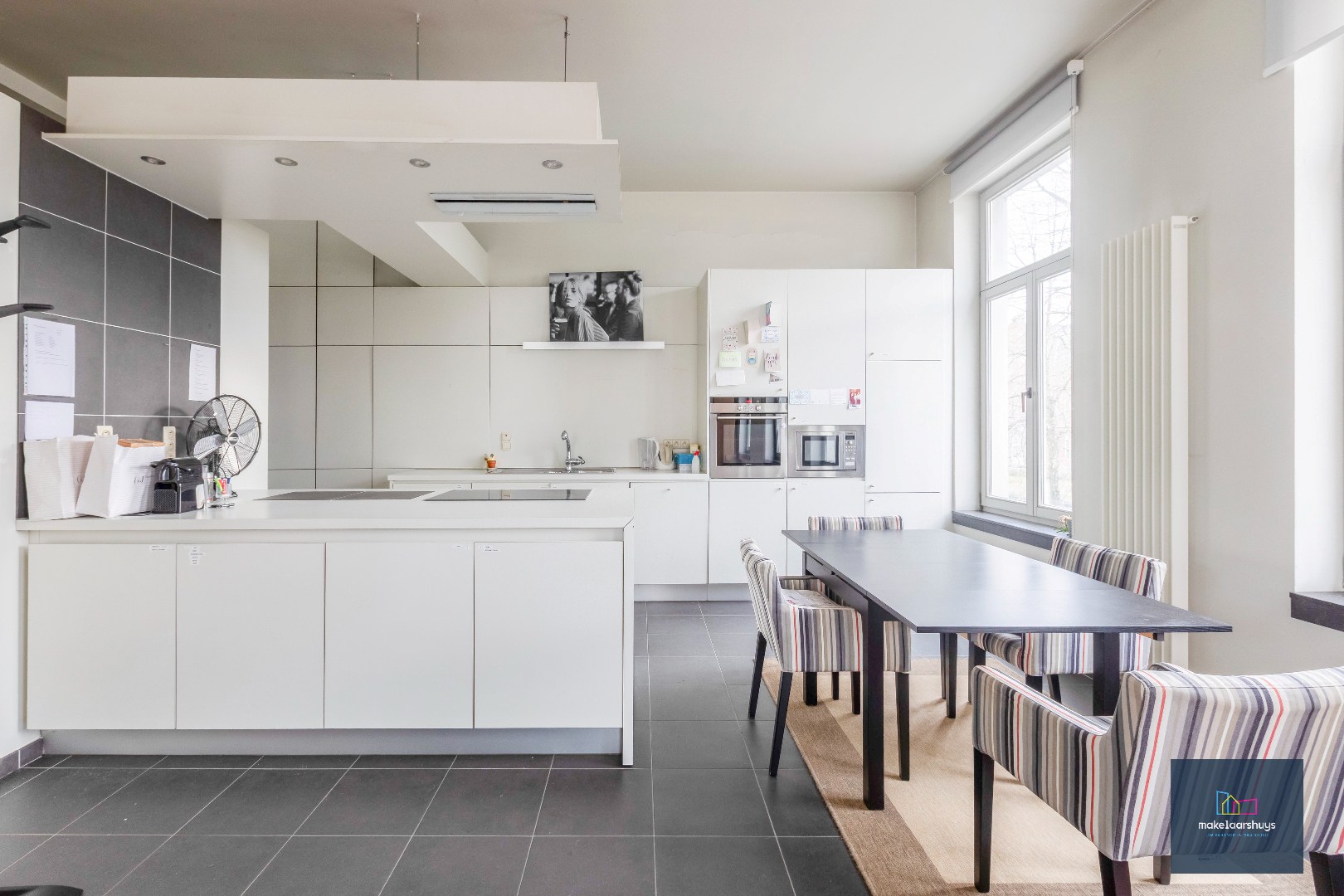 Luxueuze kantoorloft met inpandige staanplaats  en kelderberging  te Coupure Rechts. 