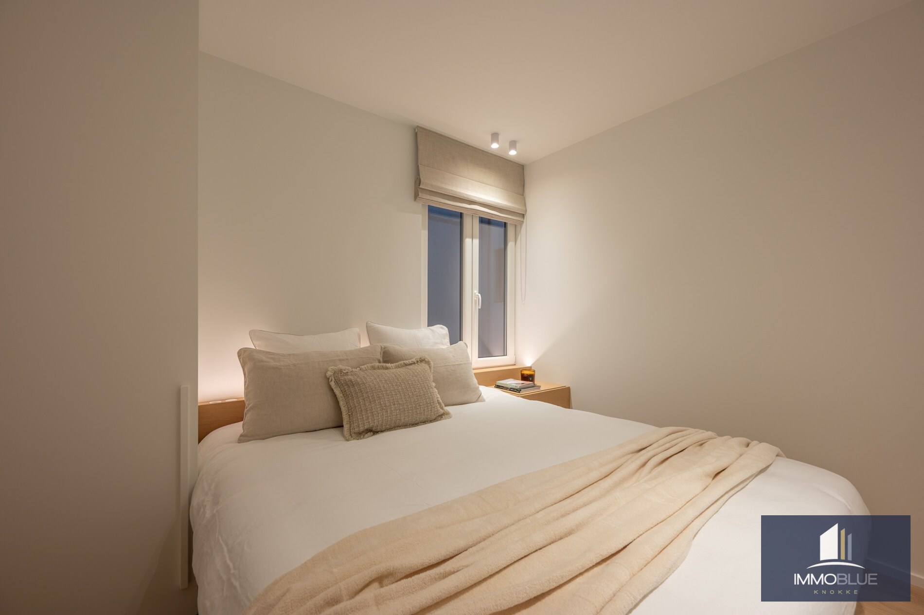 Stijlvol volledig gerenoveerd appartement in een vernieuwde residentie gelegen op een boogscheut van de zee en het commercieel centrum. 