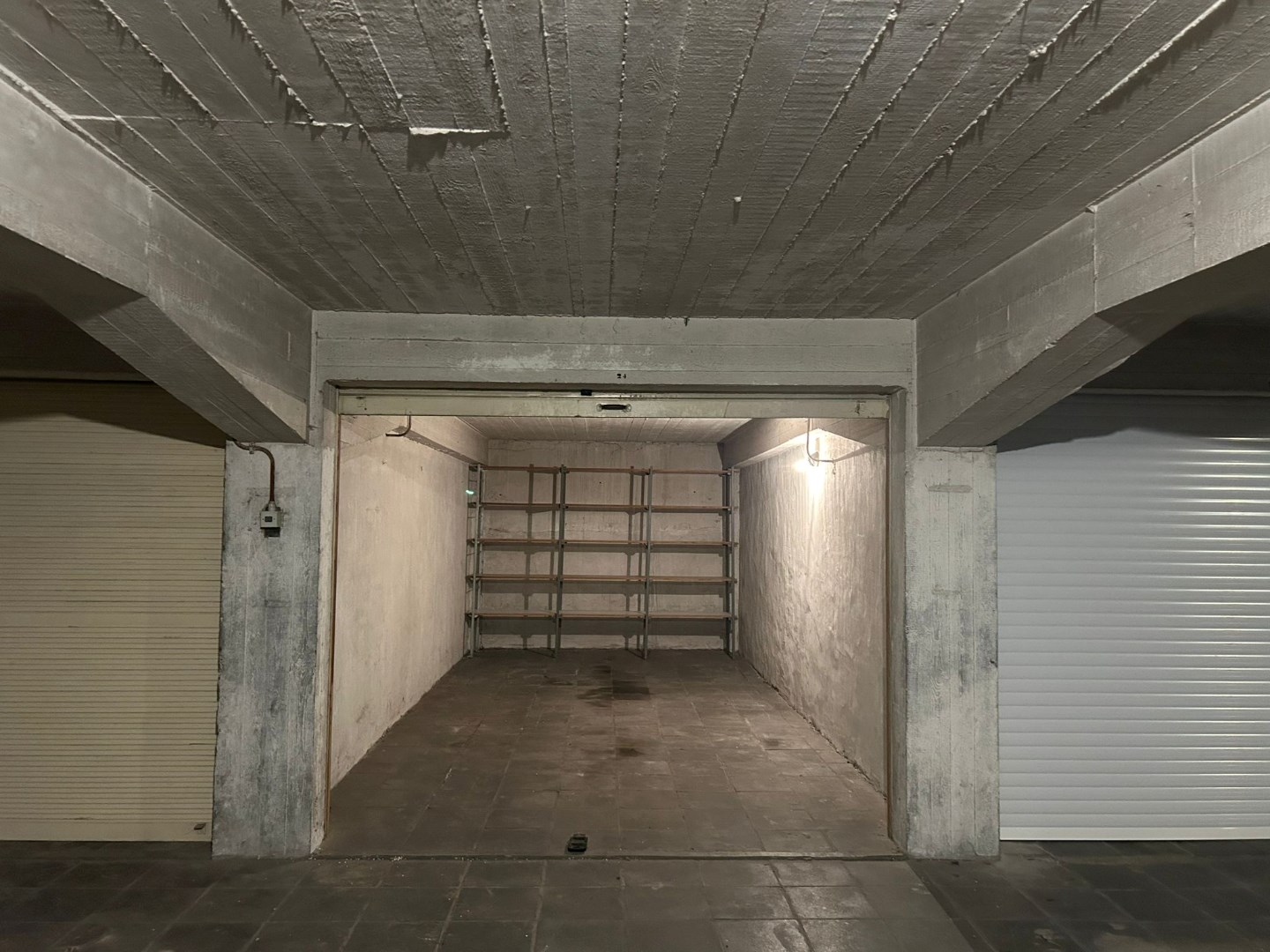 Garage 24 fermé près de la digue 