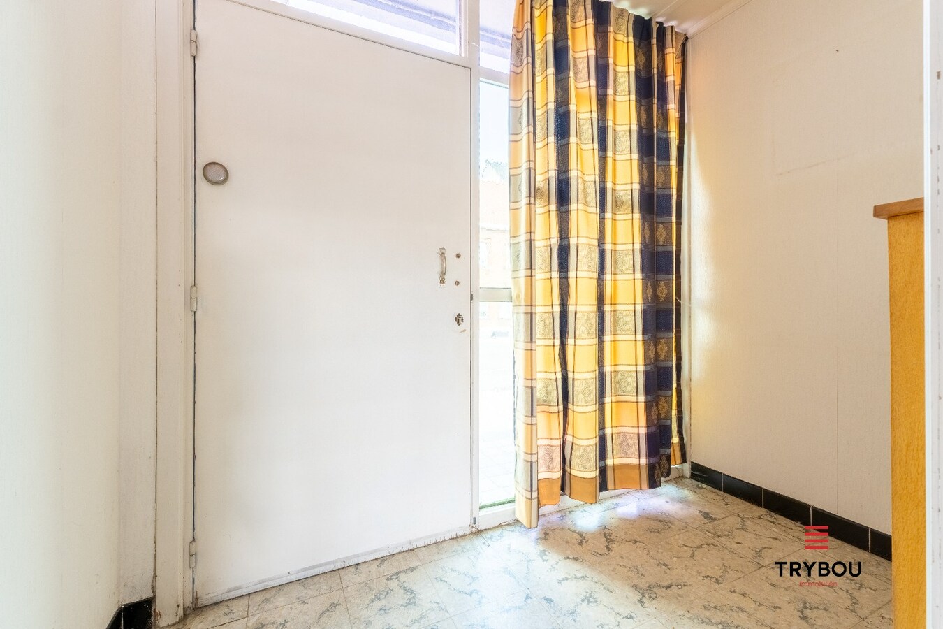 Gelijkvloerse woning met 2 garages in het centrum van Houthulst 