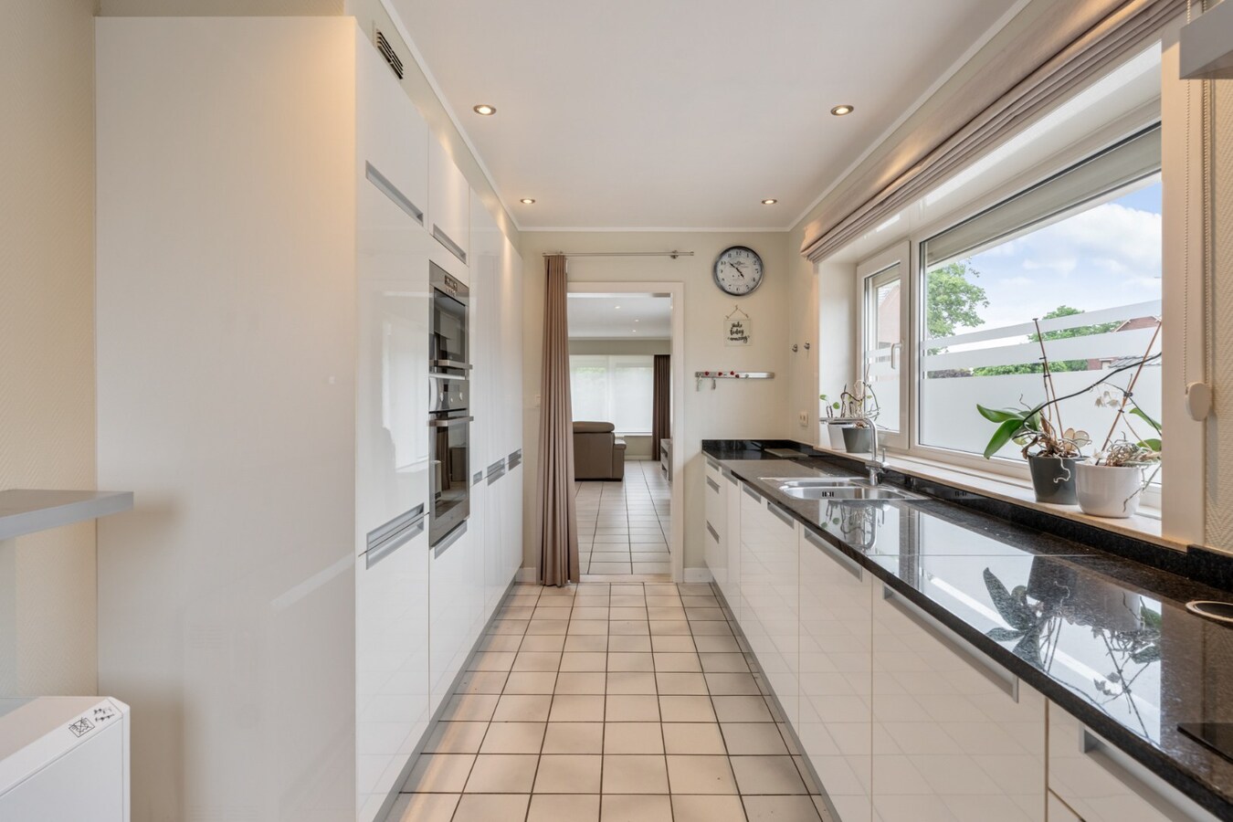 Gelijkvloers, degelijk appartement met 2 slaapkamers, ruim terras, carport en garage. 