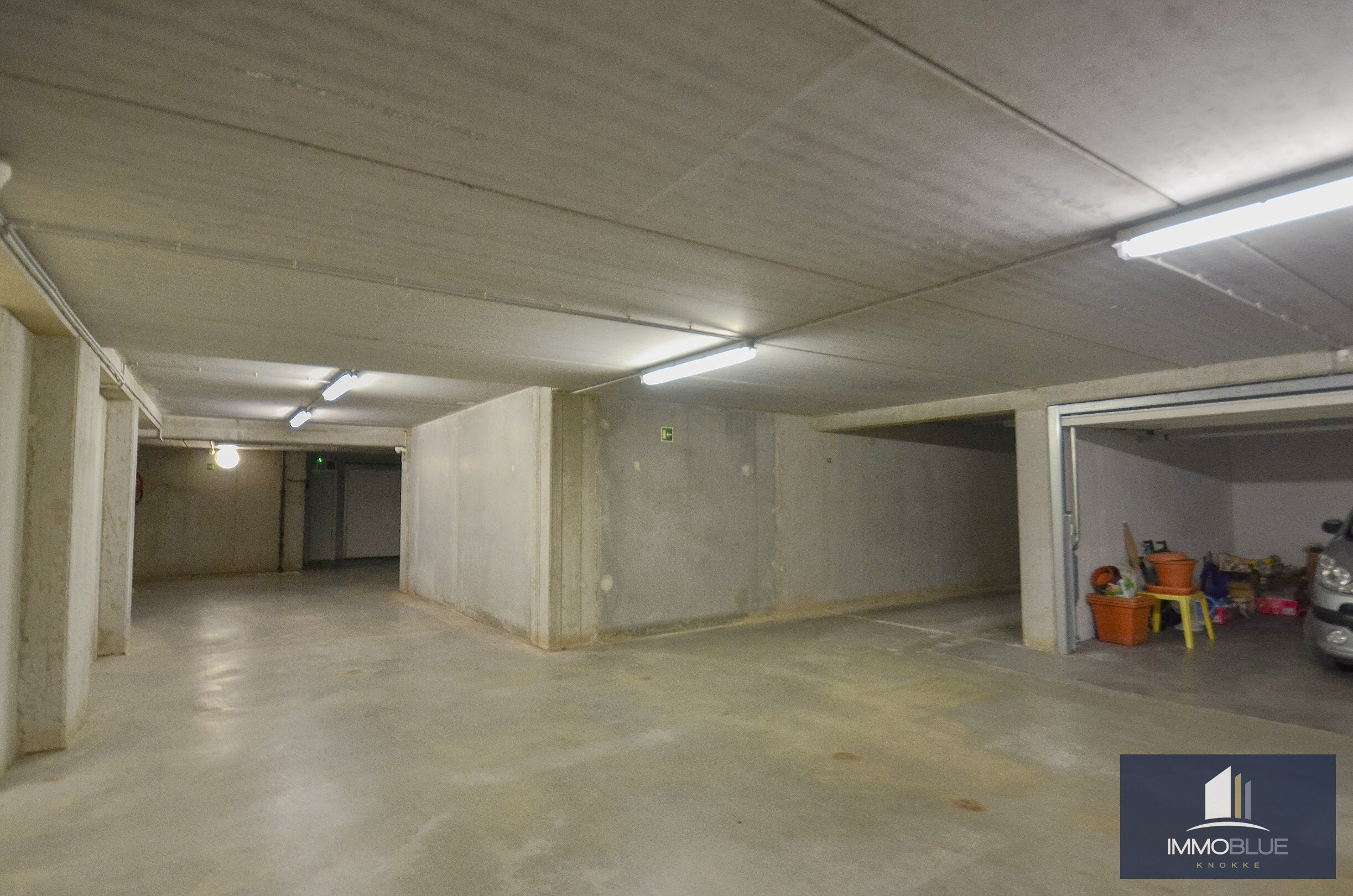 Open garage gelegen nabij de Dumortierlaan. 