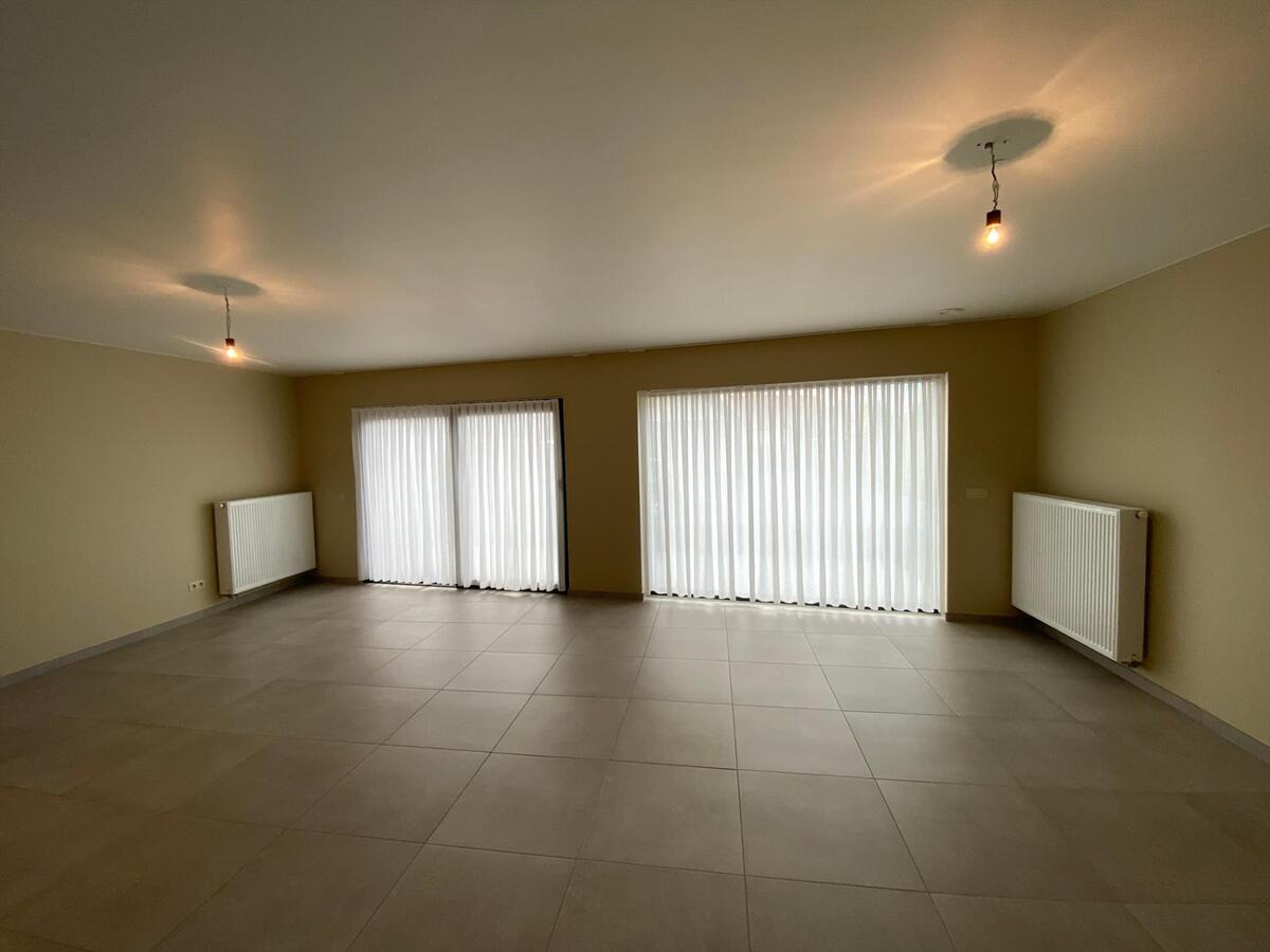 Volledig afgewerkt gelijkvloersappartement met autostaanplaats 