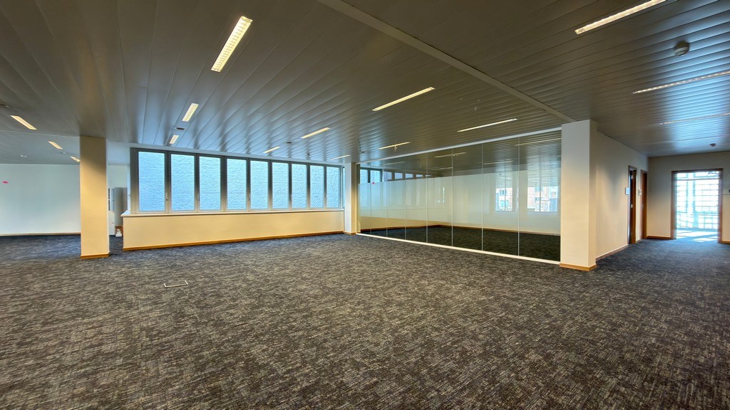 Gerenoveerde kantoren in geklasseerde herenwoning te huur aan station van Mechelen