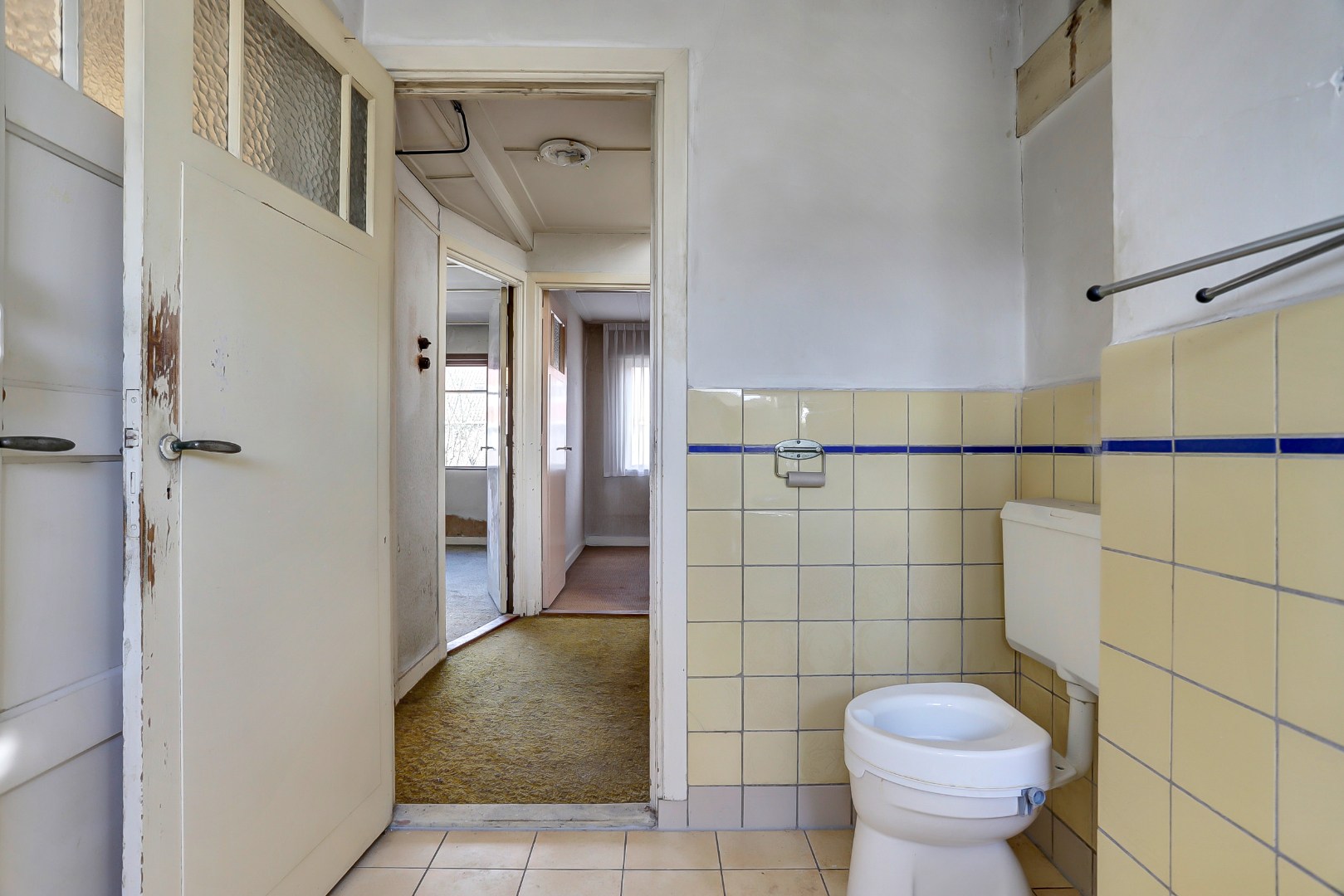 Unieke kans?! Zelf transformeren vanuit de vorige eeuw naar uw eigen hedendaagse smaak, dat kan met deze 5-kamer tussenwoning met 20m diepe tuin! 