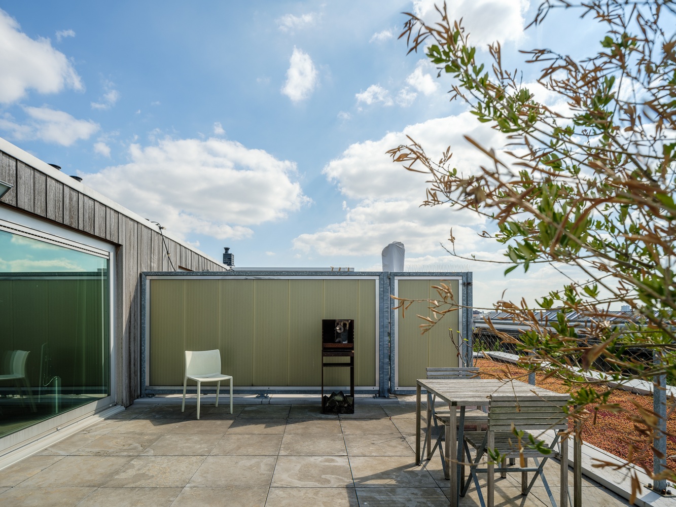 Exclusief wonen. Uitzonderlijk, luxueus en ruim (191m²) appartement met terras en fenomenaal zicht op water. 