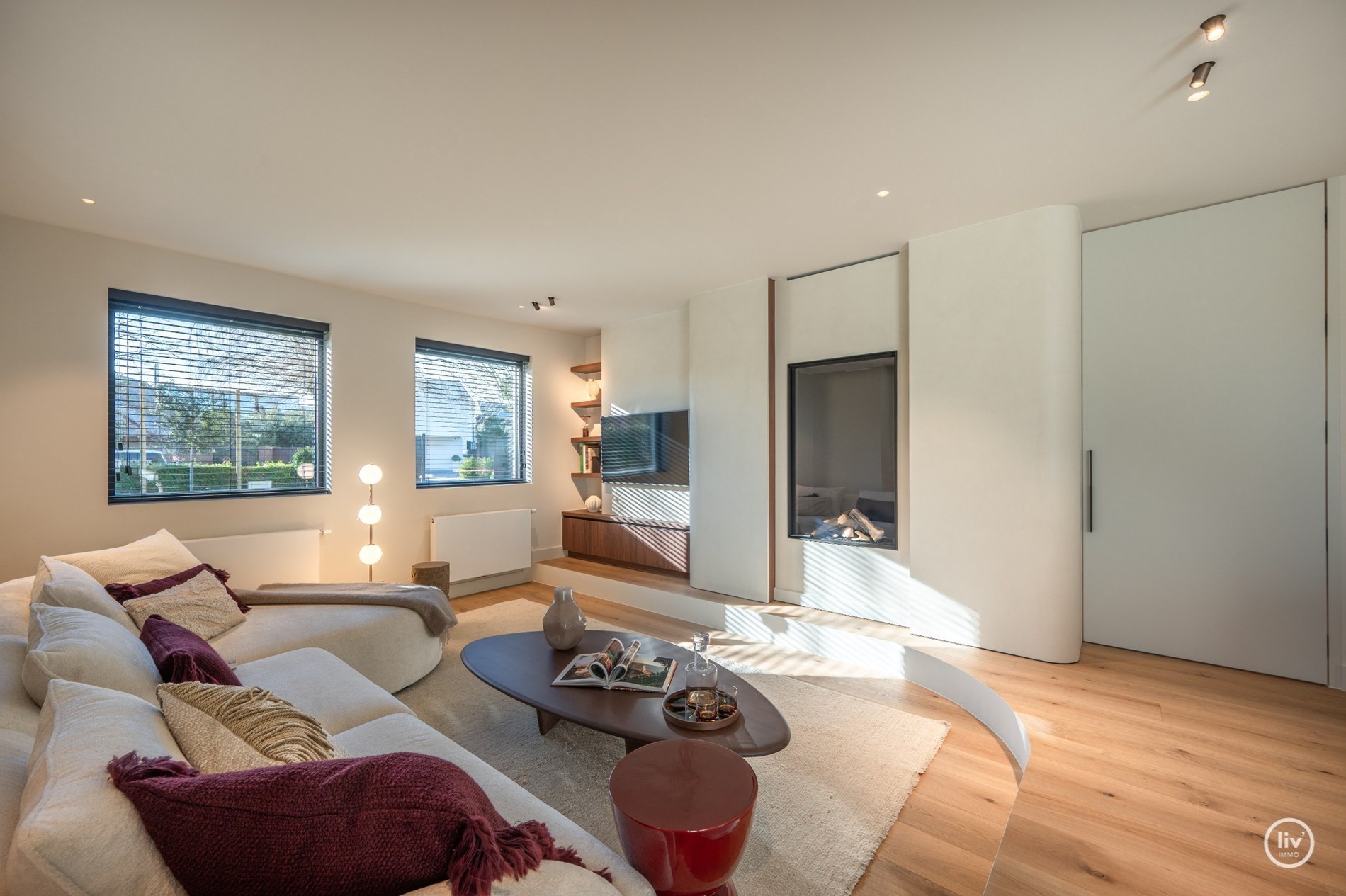Magnifique villa rénovée, située sur un grand terrain de 1365 m2 dans un quartier résidentiel de villas, à proximité du centre de Knokke. 