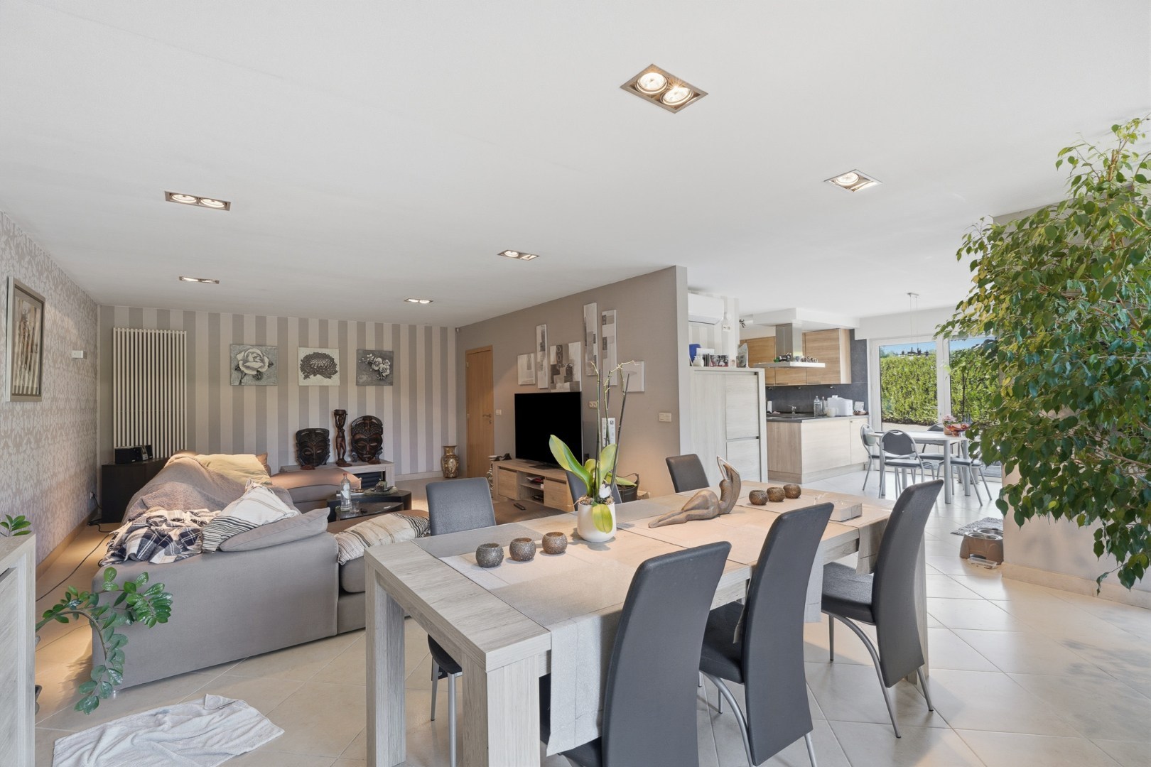 Bedrijfswoning met ruime loods van ca. 1.530 m² in de ambachtelijke zone van Eernegem 
