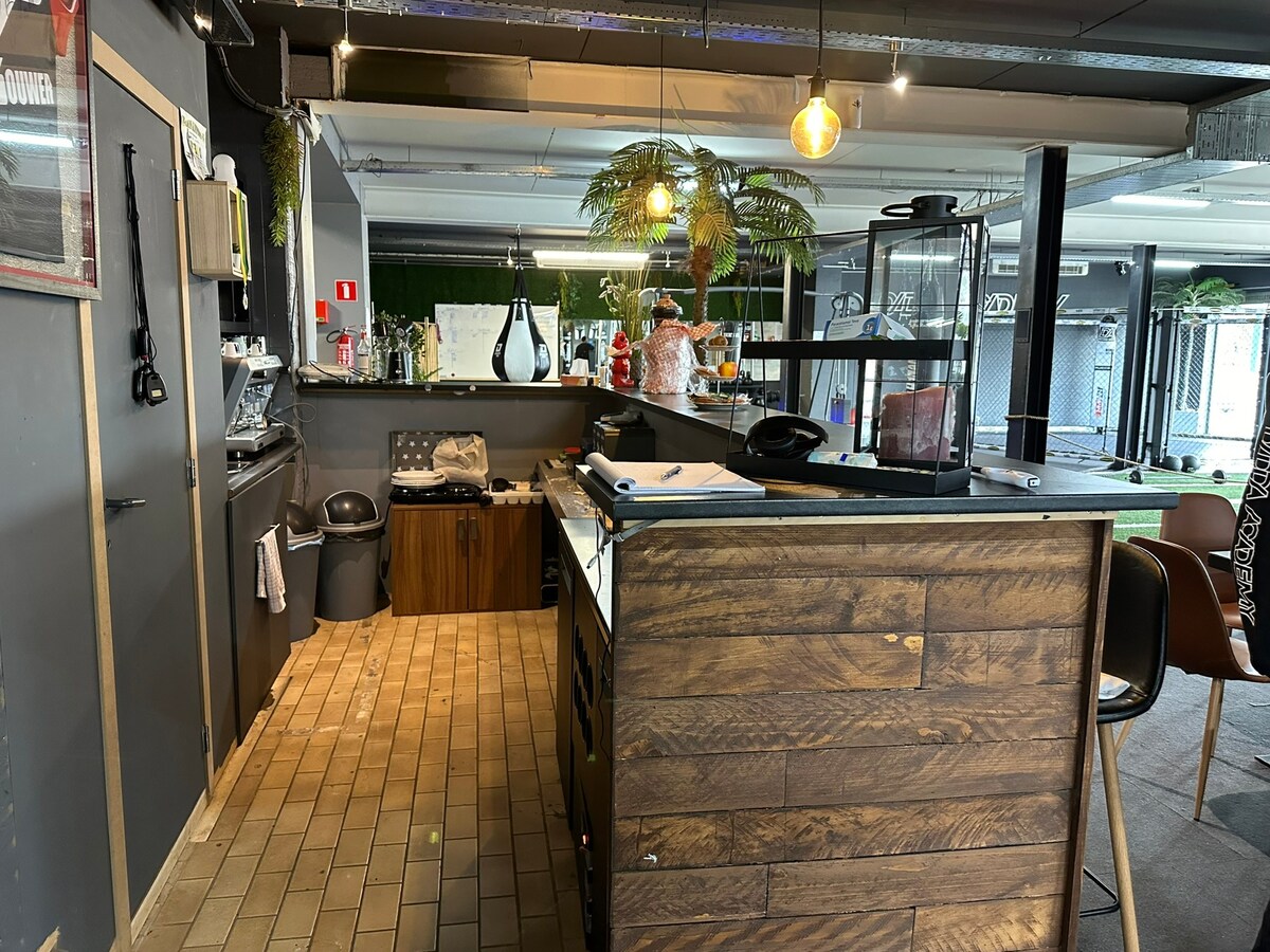 Handelsgelijkvloers met 2 winkels, kantoren, parking 