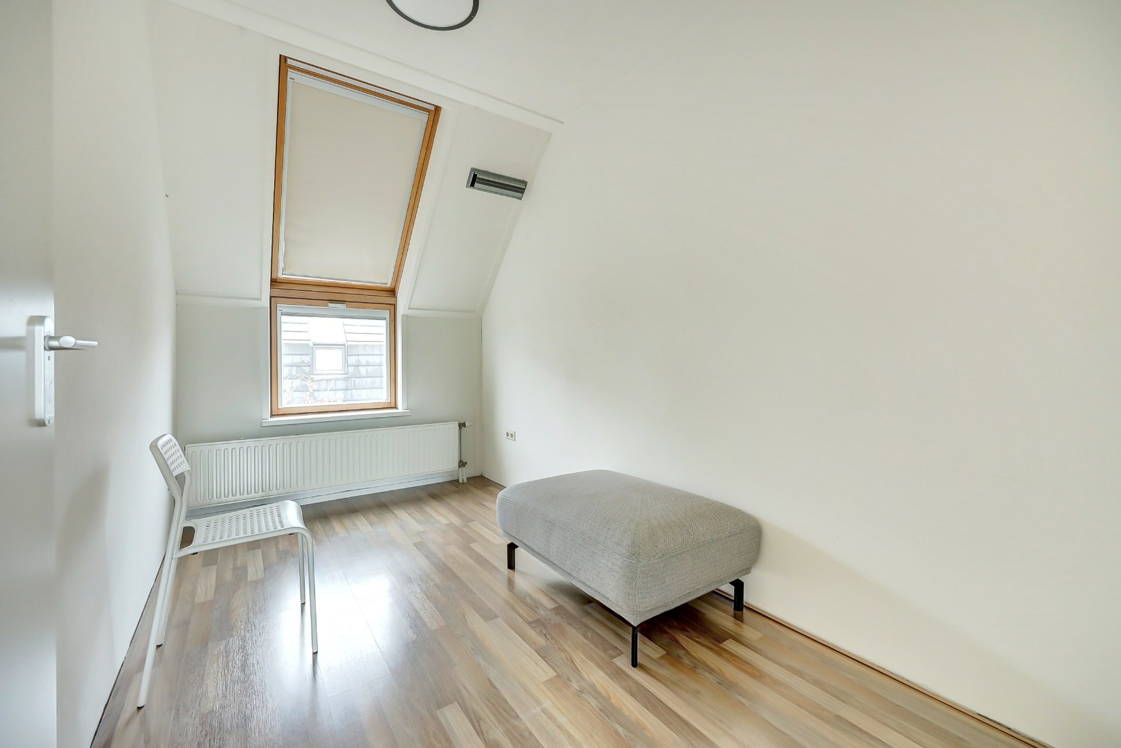 In de jonge woonwijk Nesselande in deelplan Haag en Park gelegen 5 kamer tussenwoning met houten berging en parkeerplaats op 131 m² eigen grond. 