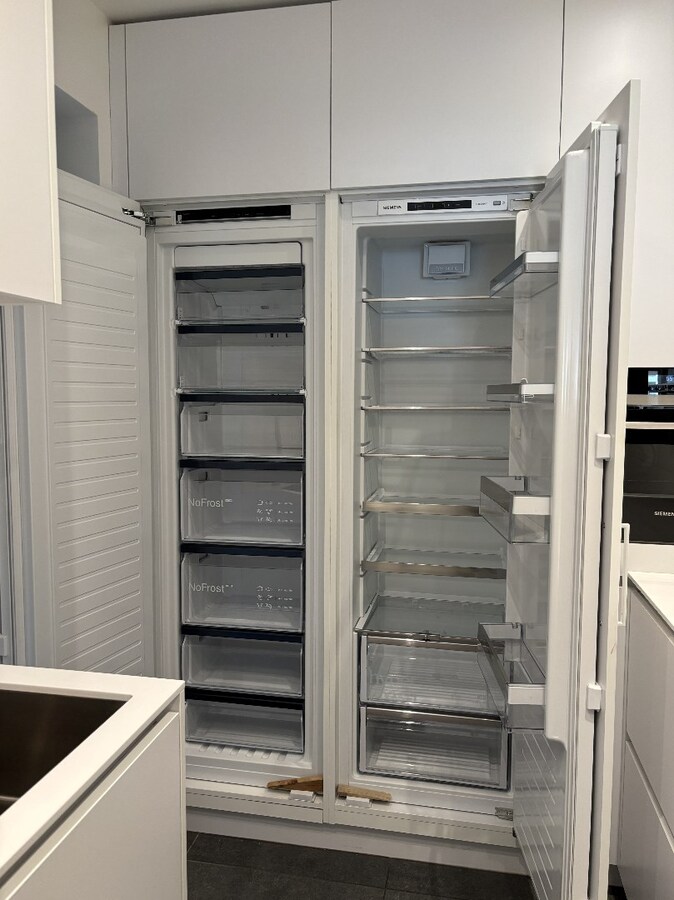 Instapklaar handelsgelijksvloers 90 m² met ruim terras  in het centrum Sint-Antonius naast Bpost. 