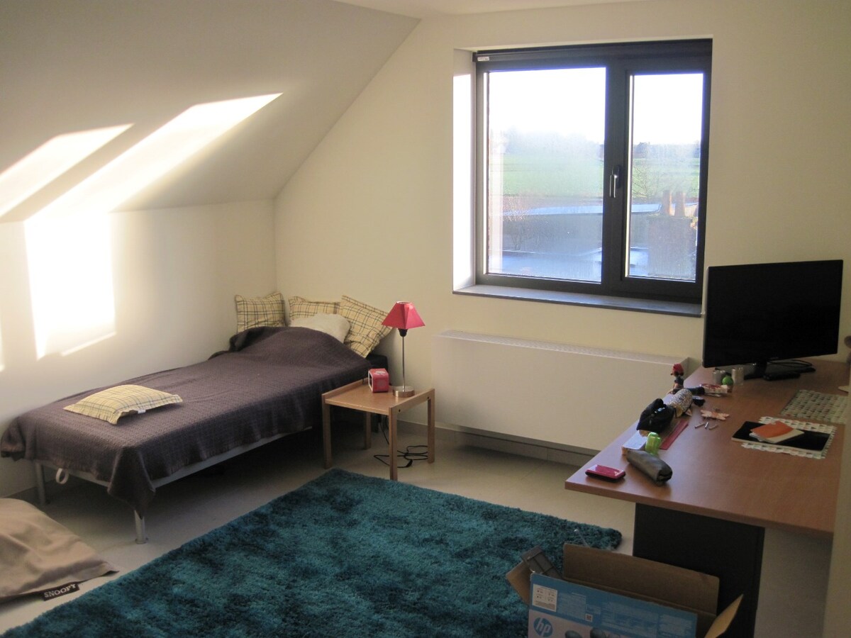 Eigentijds duplex-appartement. Geen vaste kosten !! 