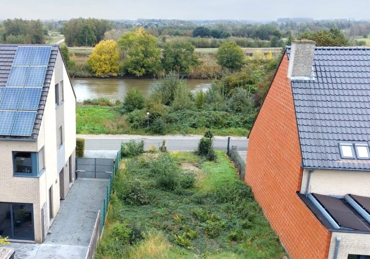 Uniek stuk bouwgrond in Schellebelle voor halfopen bebouwing gelegen aan de Schelde 