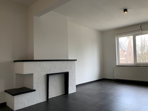 RUIM APPARTEMENT MET 4 SLAAPKAMERS EN 2 GARAGES TE RUNKST 