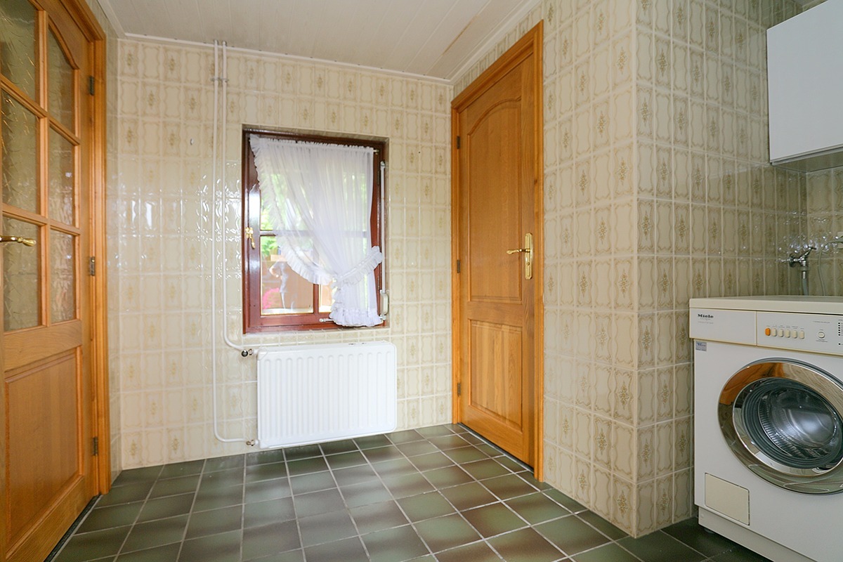 Vrijstaand woonhuis met dubbele garage, erf tuin en ondergrond staande en gelegen te Bergeijk, Bucht 45. 