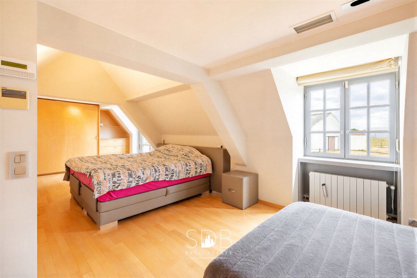 Landelijke villa met bijgebouwen en graslanden op 23.740m² 