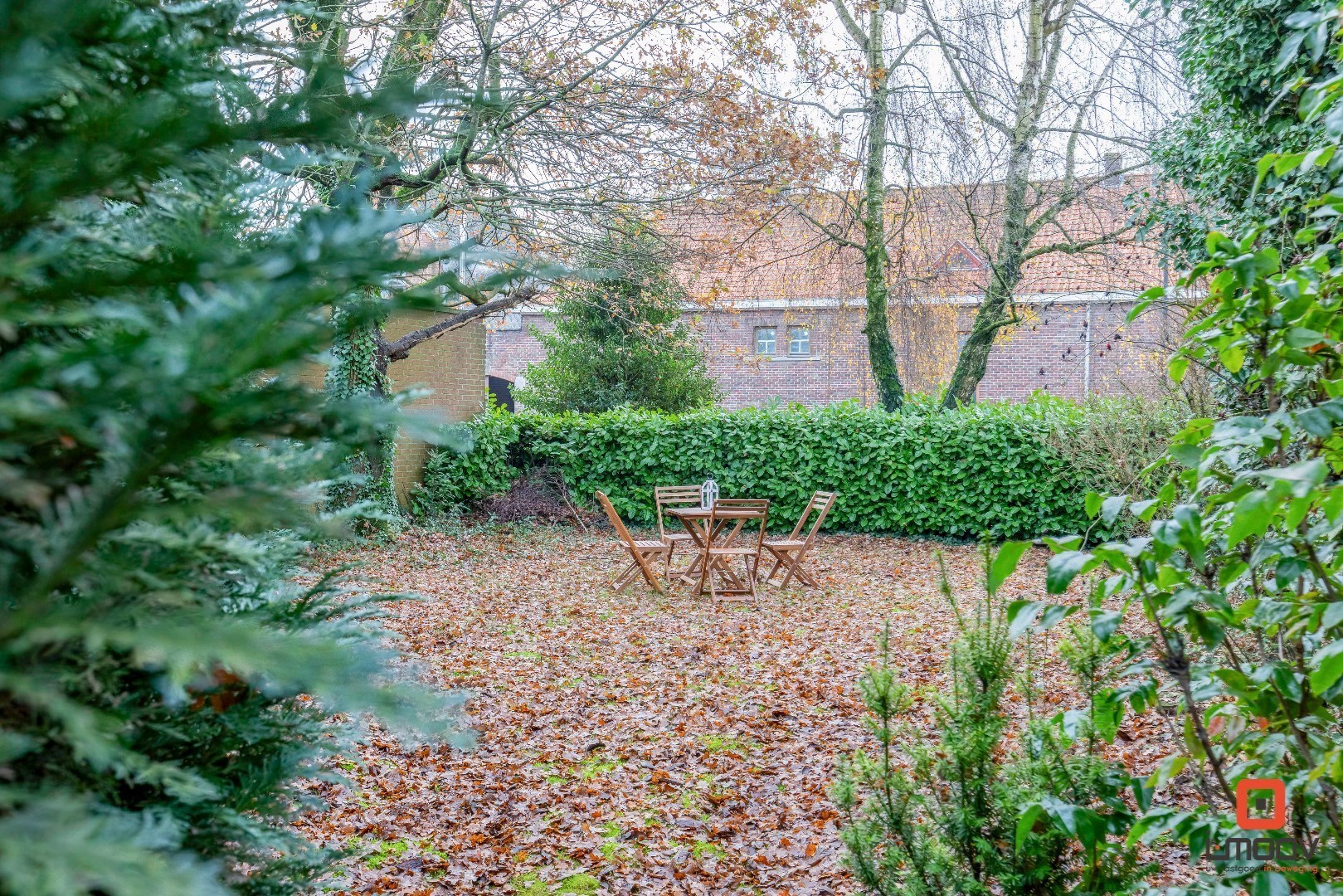 Ruime, te renoveren villa met grote tuin en twee garages 