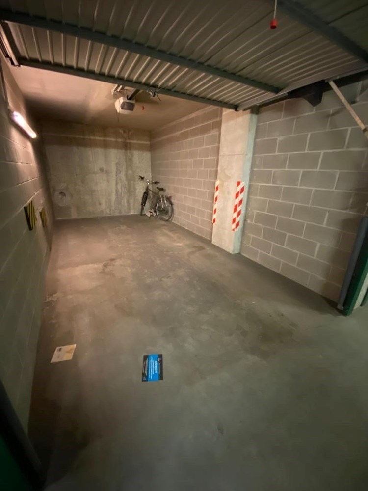 Box de garage à vendre sous la place de la Tour de Lumière au niveau -2. 