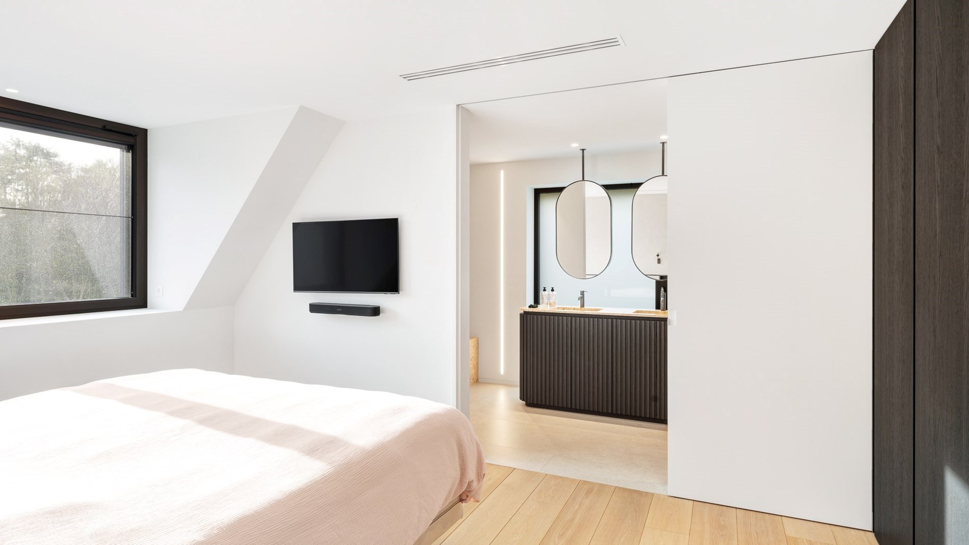 Prachtig vernieuwde villa rustig gelegen tussen Knokke centrum en Het Zoute met een perfecte Zuid-West oriëntatie. 