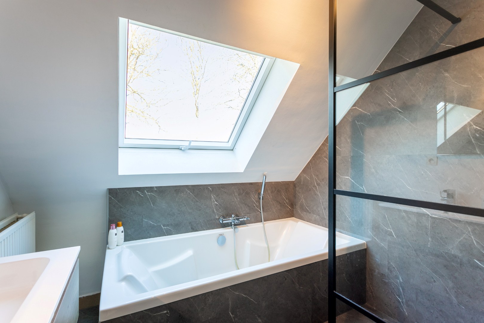 Vrijstaande woning met 4 slpks, zuidgerichte tuin en garage 