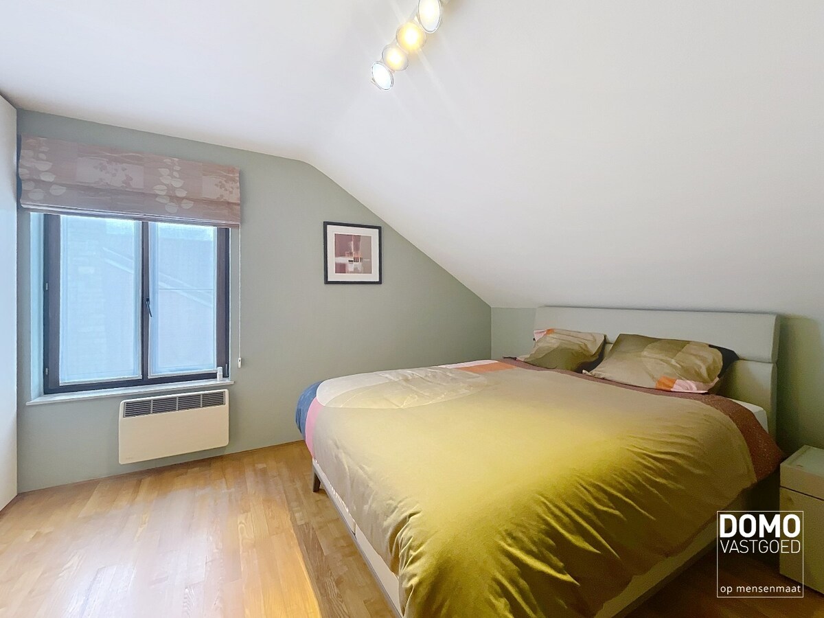 Ruime woning met 4 slaapkamers, groene tuin, terras en inpandige garage 