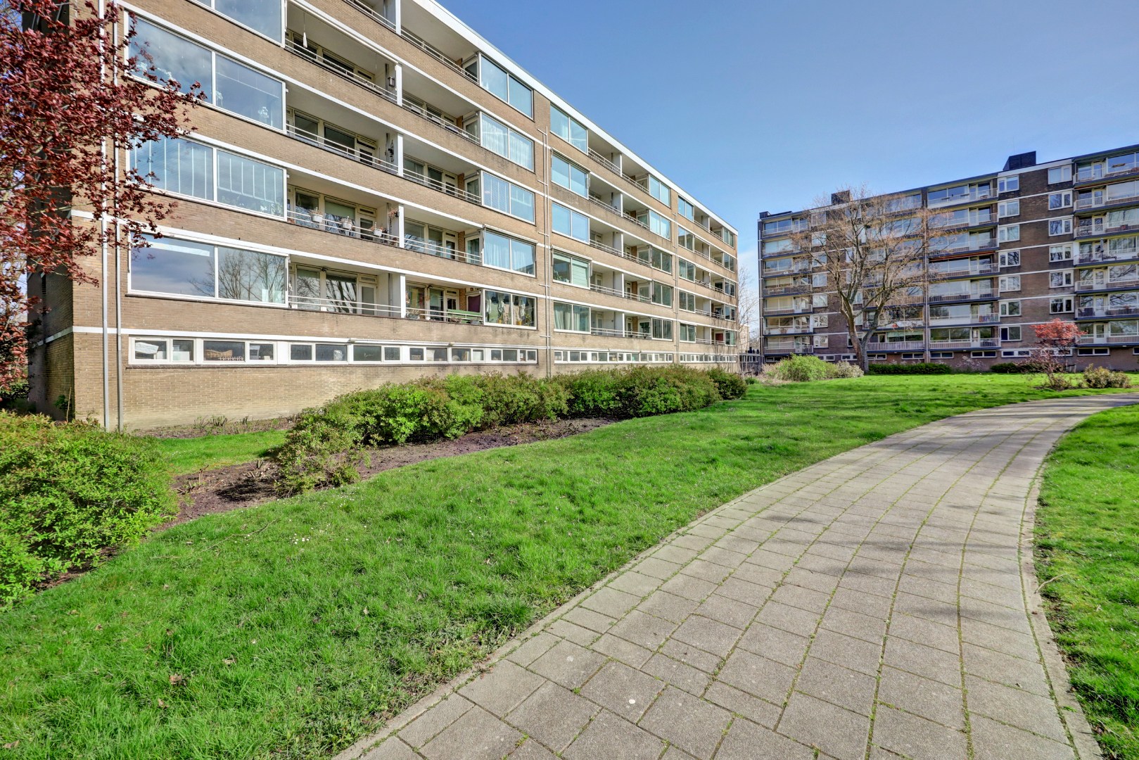 4-kamer appartement op de 1e verdieping, met 2 balkons, berging in de onderbouw en gelegen op eigen grond! 